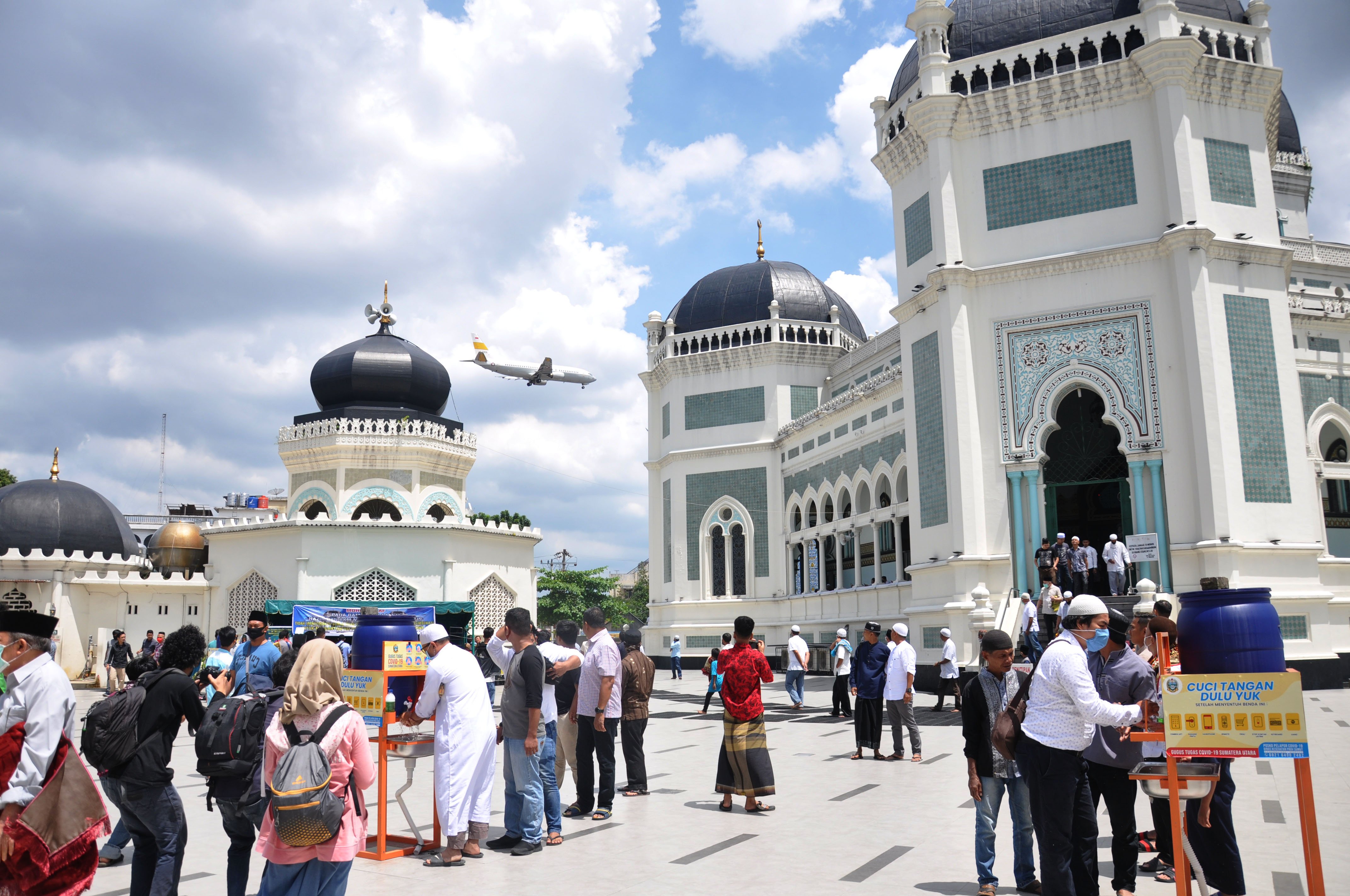 Jemaah mencuci tangan sebelum salat Jumat awal bulan Ramadan di Masjid Raya Al Mashun Medan, Sumatra Utara, Jumat (24/4).