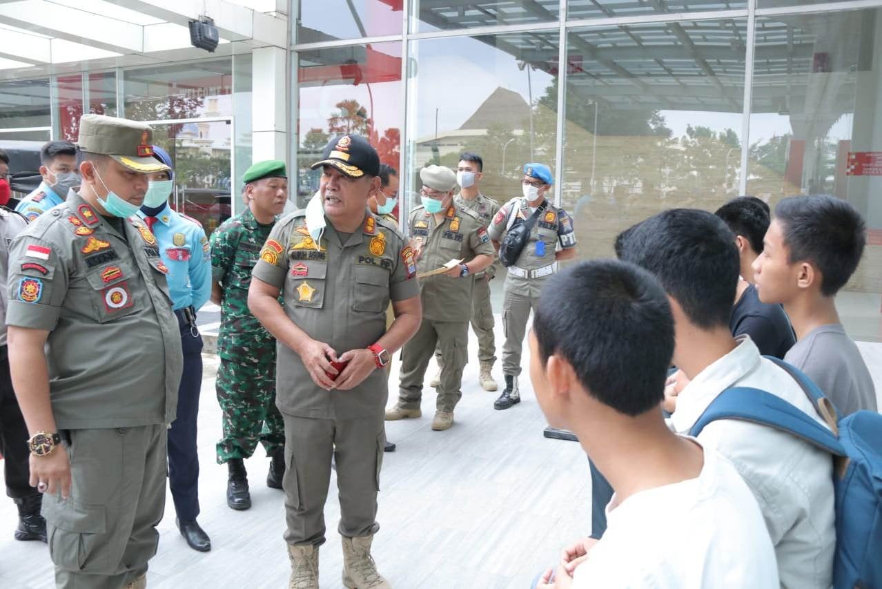 Belasan pelajar tertangkap di mal dan warnet oleh Satpol PP Kota Palembang, Selasa (24/3).