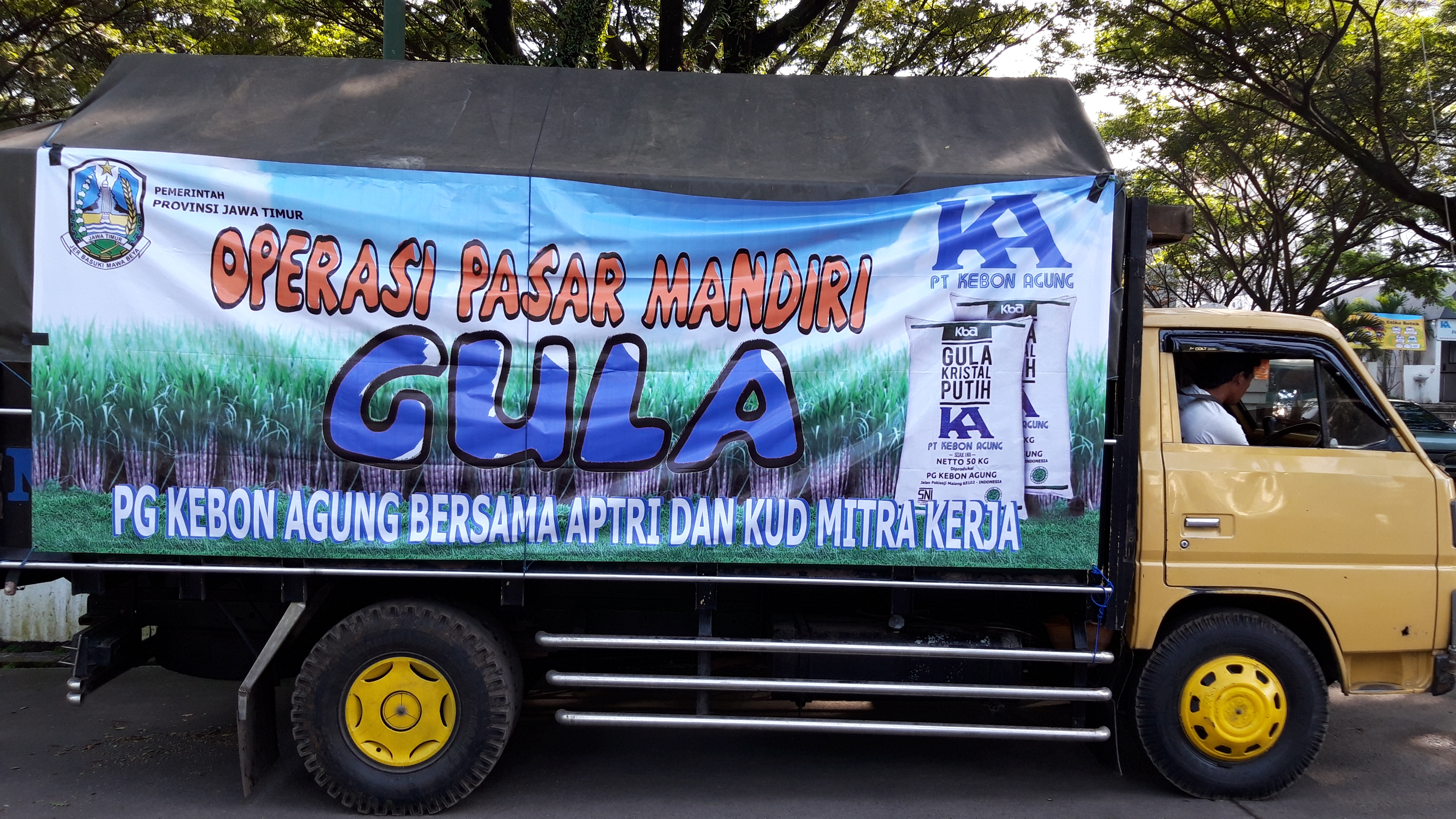 PG Kebon Agung Malang, Jatim, melepas stok 400 ton untuk operasi pasar, stok pabik gula itu kini kosong hingga lebaran.