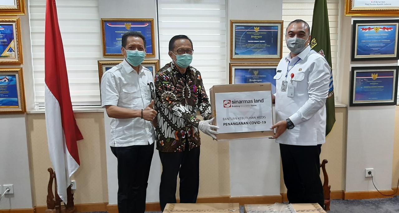 Corporate Affairs Division Head, Dony Martadisata (kanan) dan Tim CSR PT BSD menyerahkan bantuan kepada Bupati Tangerang Ahmed Zaki Iskandar