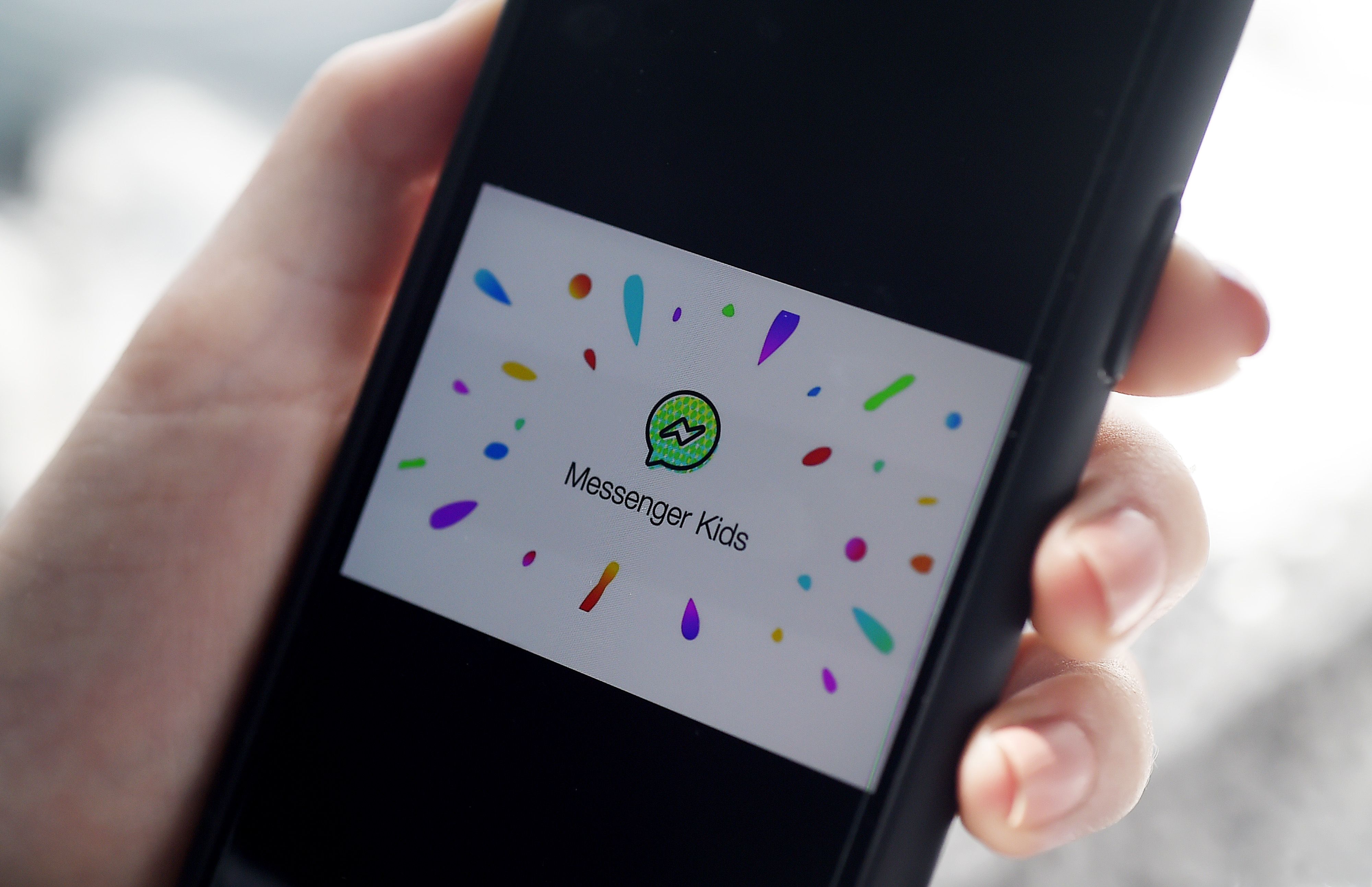 Tampilan logo Messenger Kids di ponsel.