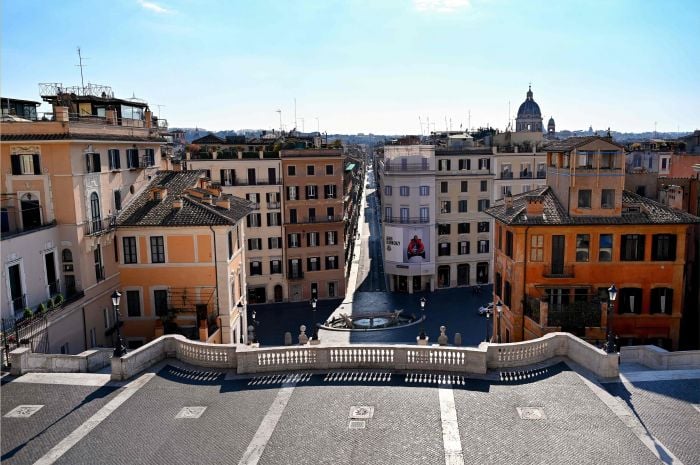 Via dei Condotti, sebuah jalan yang dipenuhi toko kosong di Roma, Italia akibat lockdown