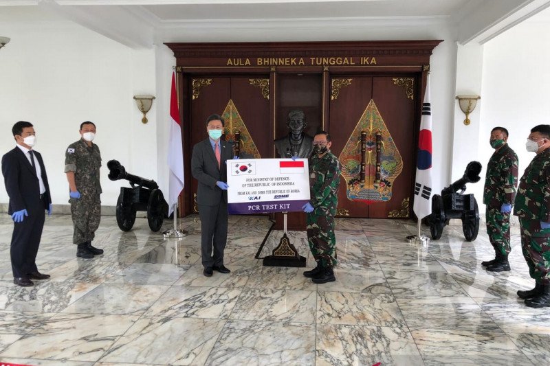 Proses pemberian bantuan alat tes COVID-19 dari perusahaan Korea Selatan untuk Indonesia, melalui Kementerian Pertahanan RI.