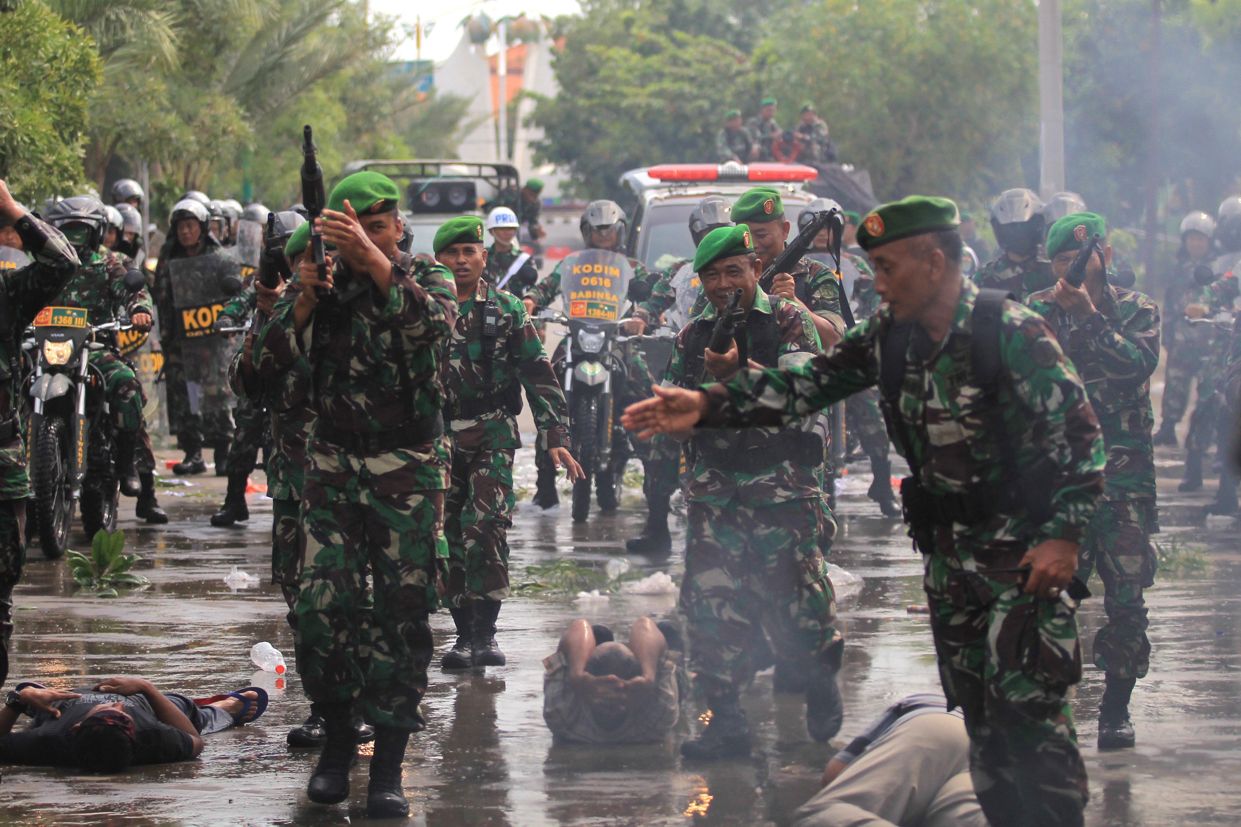 Personel TNI mengendalikan massa dalam simulasi pengamanan pilkada di Kodim 0616 Indramayu, Jawa Barat.