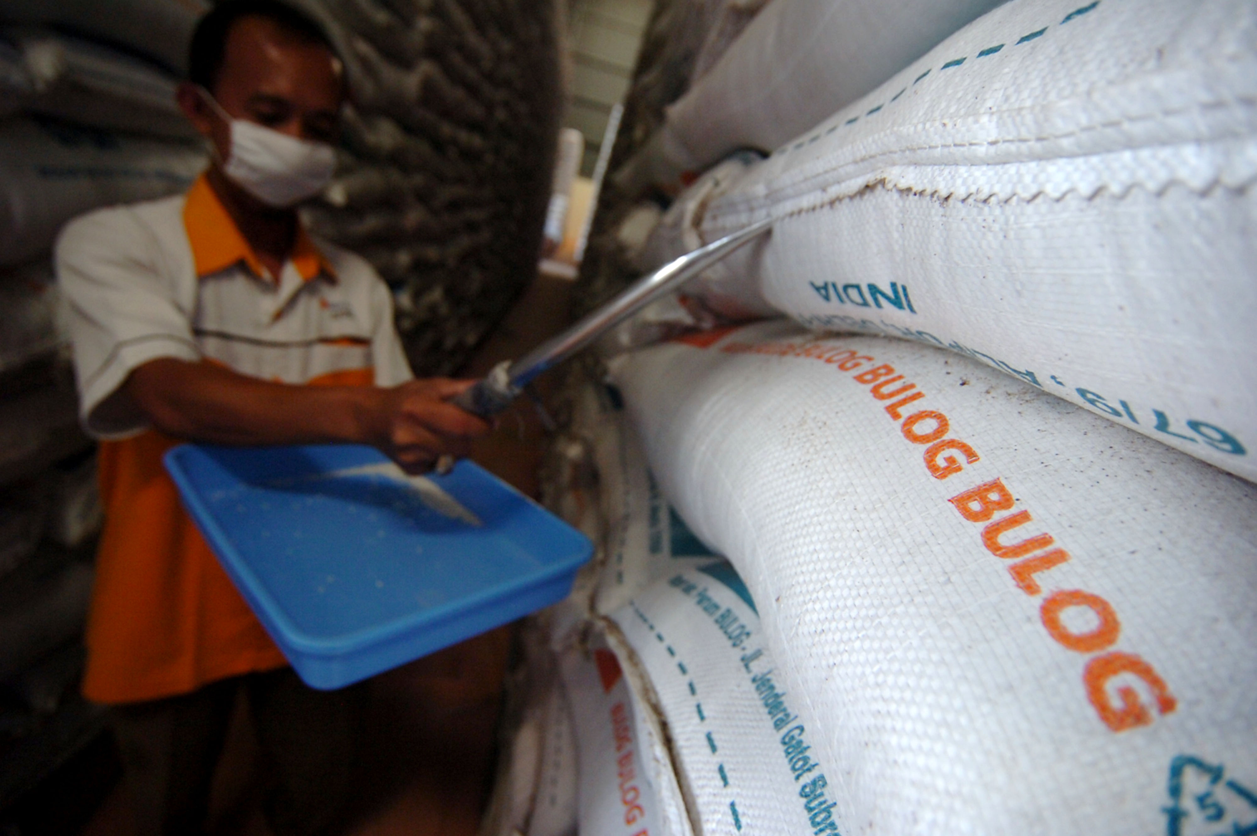 Pekerja memeriksa kualitas beras di Gudang Perum Bulog Sub Divre Pekalongan, Desa Munjung Agung, Tegal, Jawa Tengah, Selasa (7/4/2020).