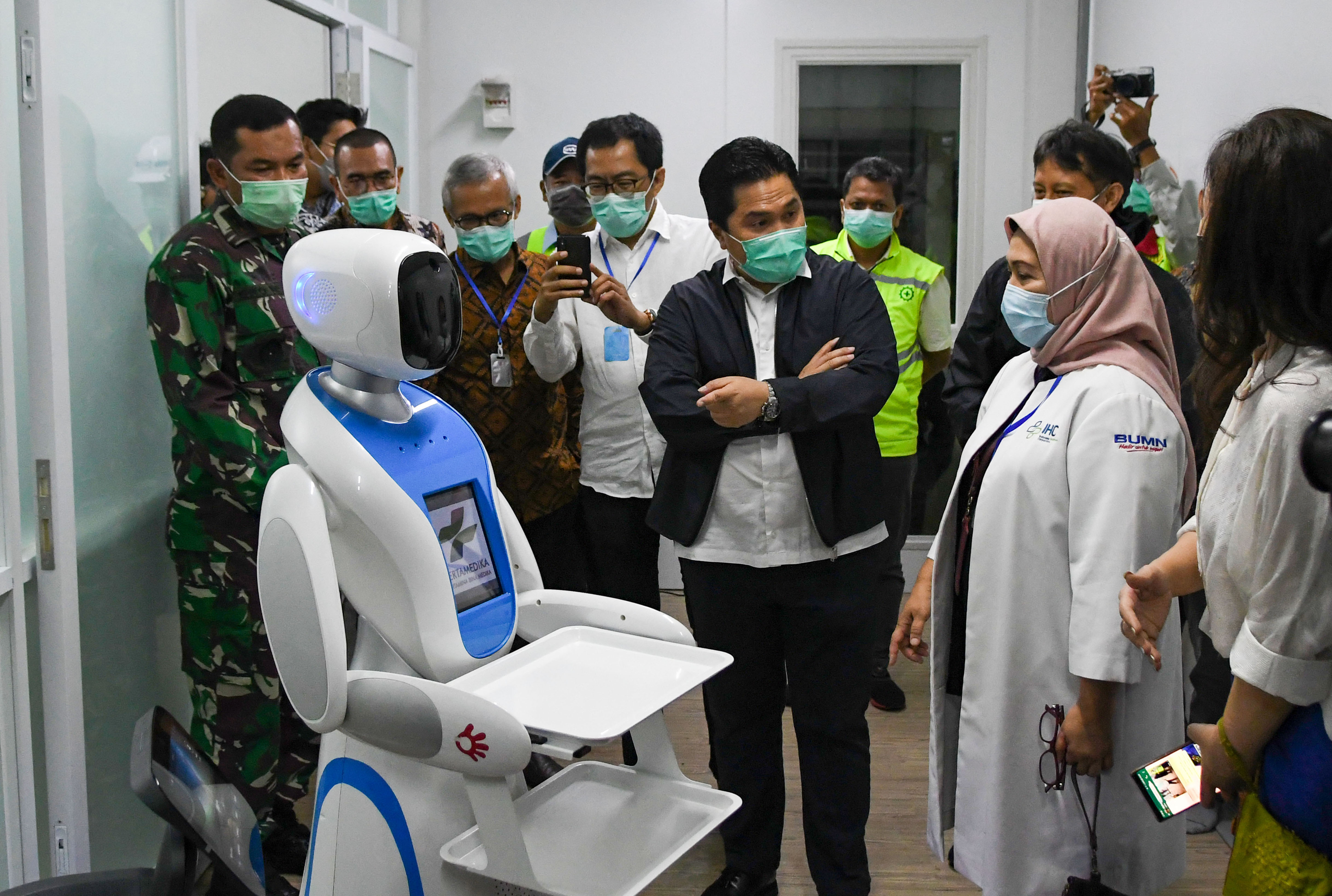 Menteri BUMN Erick Thohir (tengah) meninjau kesiapan di salah satu ruang modular di Rumah Sakit Pertamina Jaya, Cempaka Putih, Jakarta.