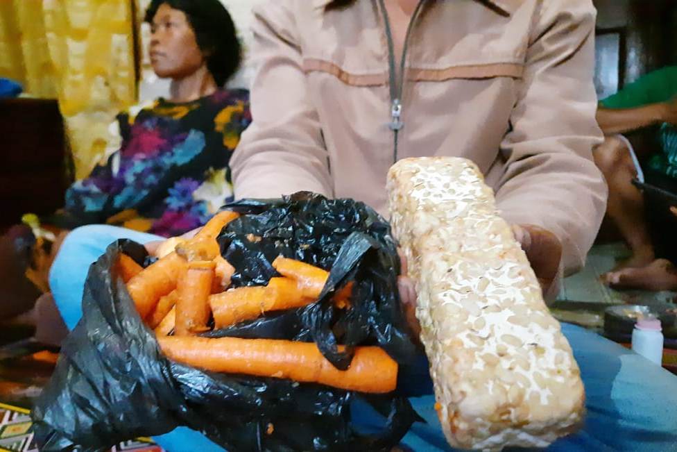 Warga menunjukkan sejumlah bahan pangan BPNT yang tidak layak konsumsi