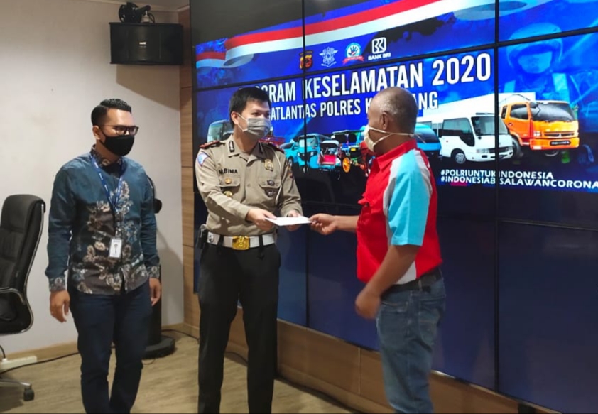Kasatlantas Karawang Bima Gunawan menyerahkan insentif kepada sopir, ojek, kernet dan tukang becak, Jumat (17/4/2020).