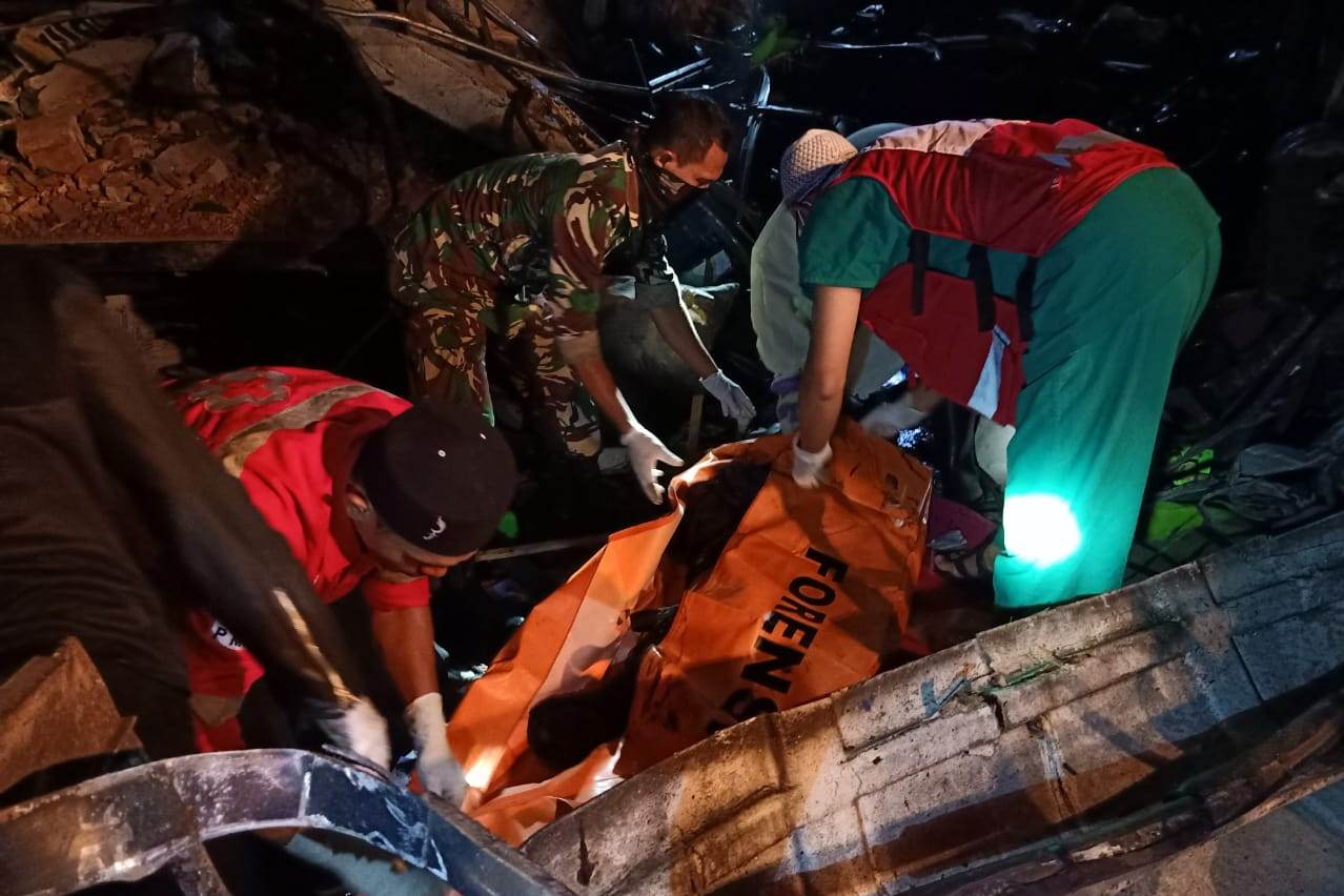 petugas mengevakuasi korban tabrakan