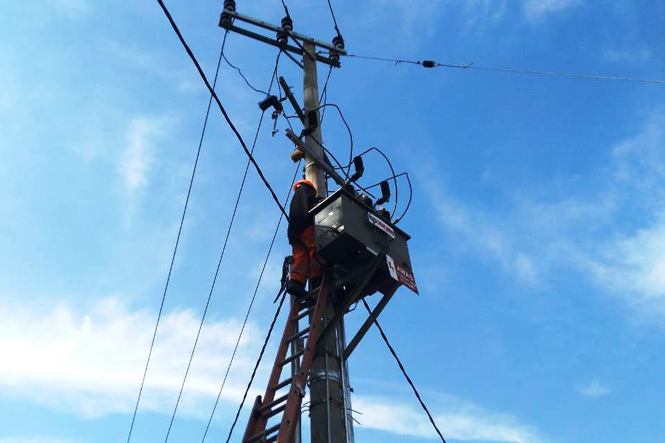 PLN alirkan listrik ke daerah terpencil.