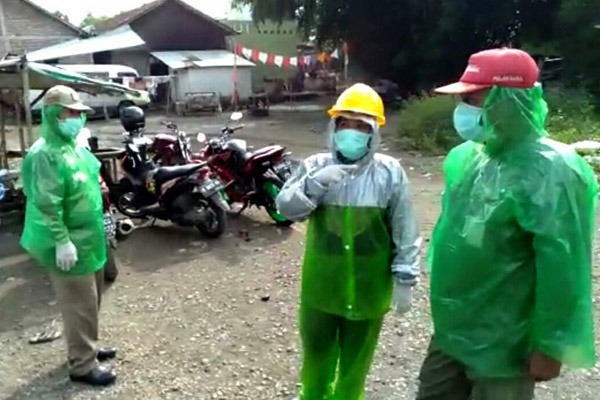 Petugas Puskesmas Bantarkaawung, Kabupaten Brebes, Jateng usai pemakaman korban, Senin (6/4)