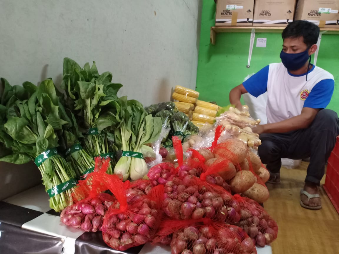 Omzet pedagang sayuran di Lembang, Bandung Barat naik selama pemberlakukan work from home.