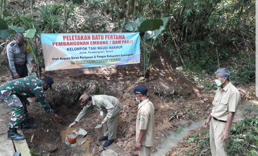Pembangunan embung atau dam parit di i Desa Putat, Kecamatan Patuk, Gunungkidul,  Daerah Istimewa Yogyakarta (DIY). 