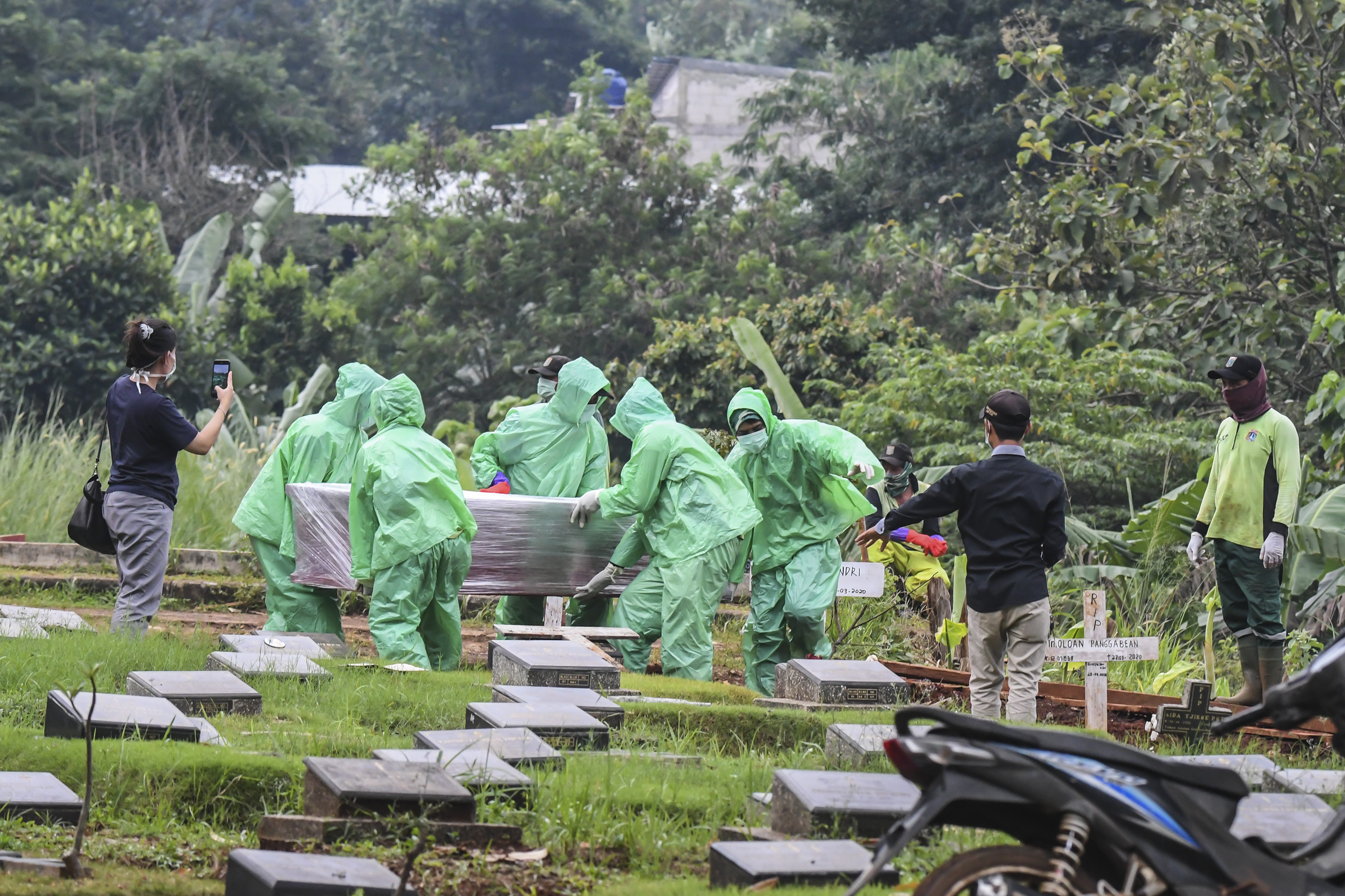 Pemakaman di TPU Pondok Ranggon