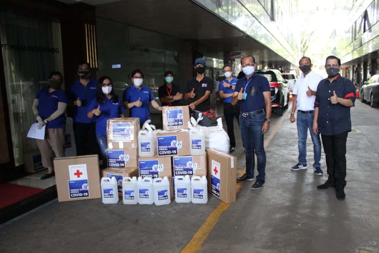 Anggota Peradi bergotong melakukan donasi kepada para tenaga medis yang menangani pasien Covid-19 di sejumlah daerah.