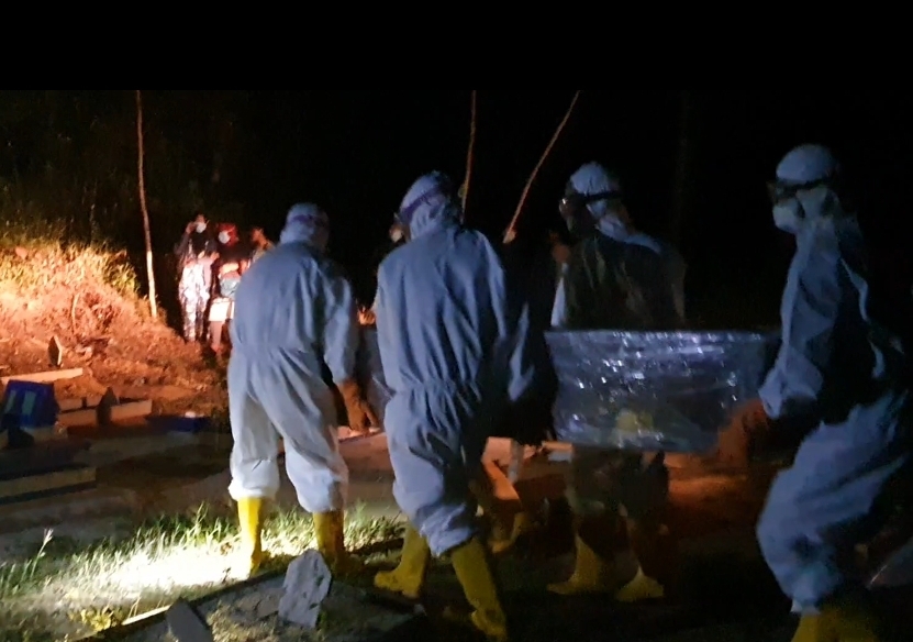 Pemakaman pasien terduga virus korona.