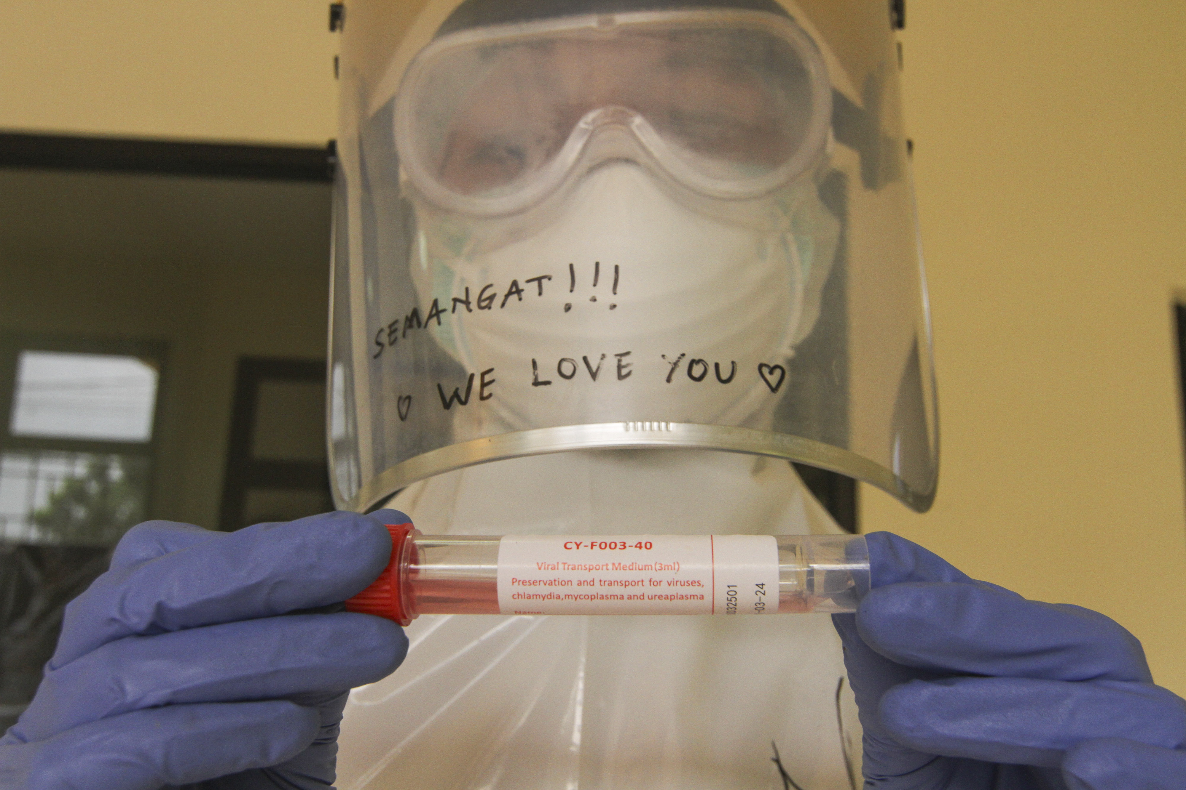 Petugas medis menunjukkan tabung Virus Transfer Media (VTM) untuk SWAB Test di Cimanggis, Depok, Jawa Barat, Rabu (8/4/2020).