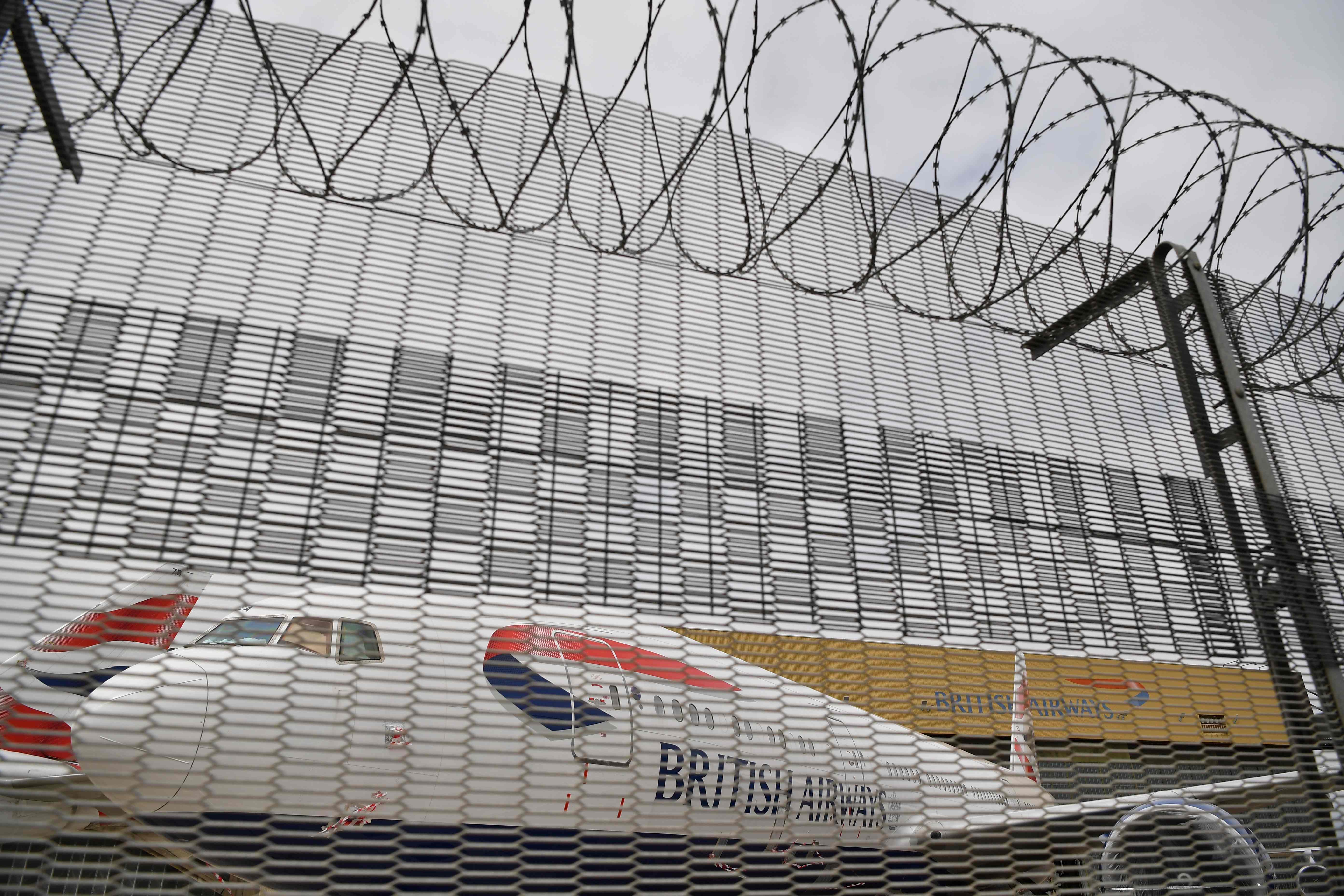 Pesawat British Airways parkir di bandara Heathrow London. Maskapai itu dilaporkan merumahkan puluhan ribu stafnya