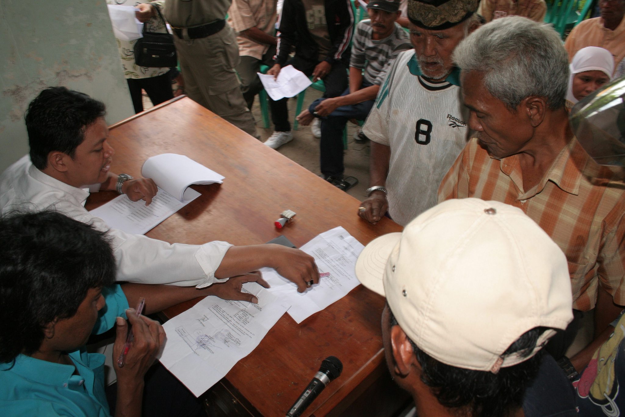 Ratusan warga miskin antre untuk menerima dana Bantuan Langsung Tunai (BLt) saat pelaksanaan kebijakan itu 2009.