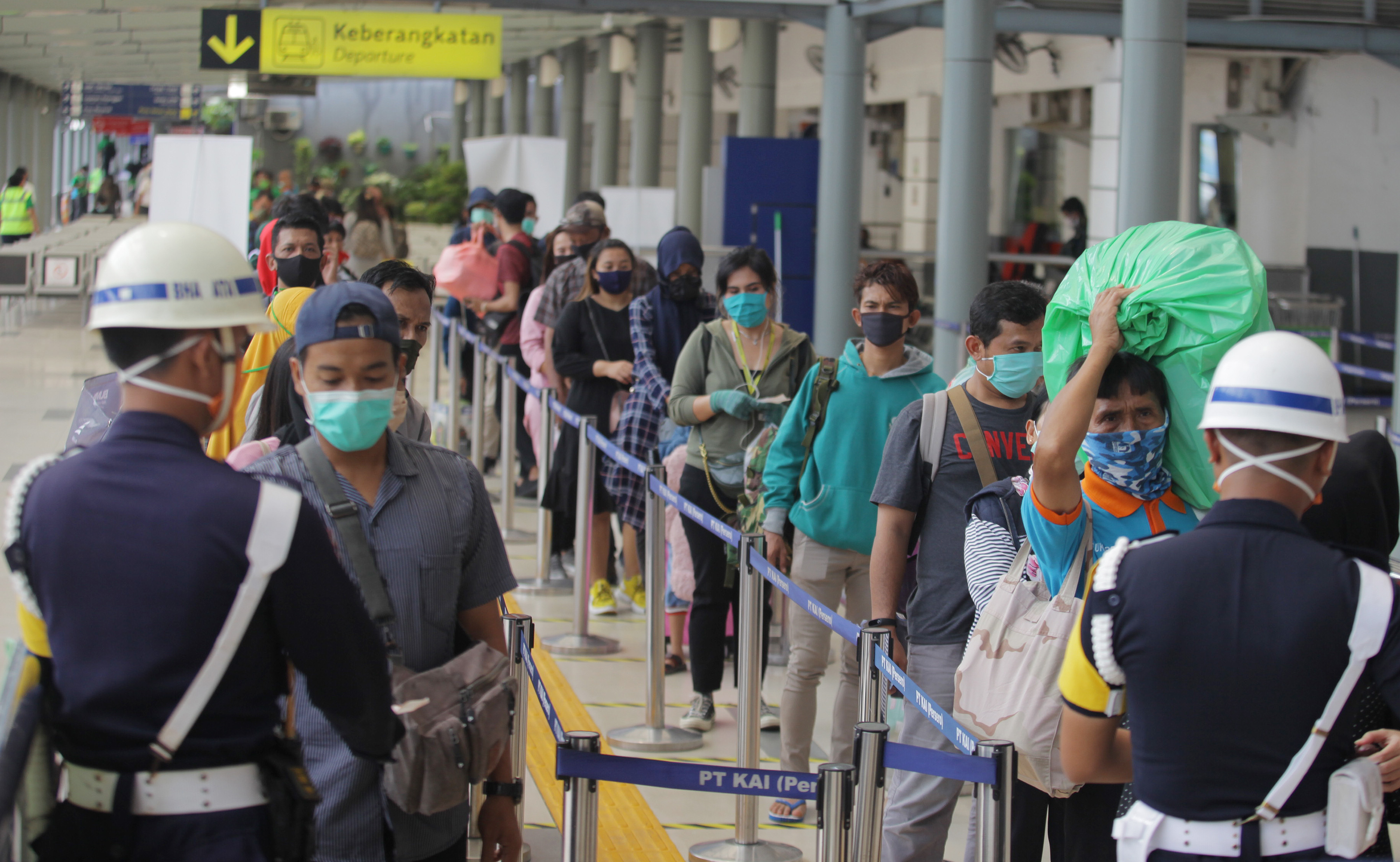 Calon penumpang kereta api antre masuk ke Stasiun Pasar Senen di Jakarta, Sabtu (11/4).
