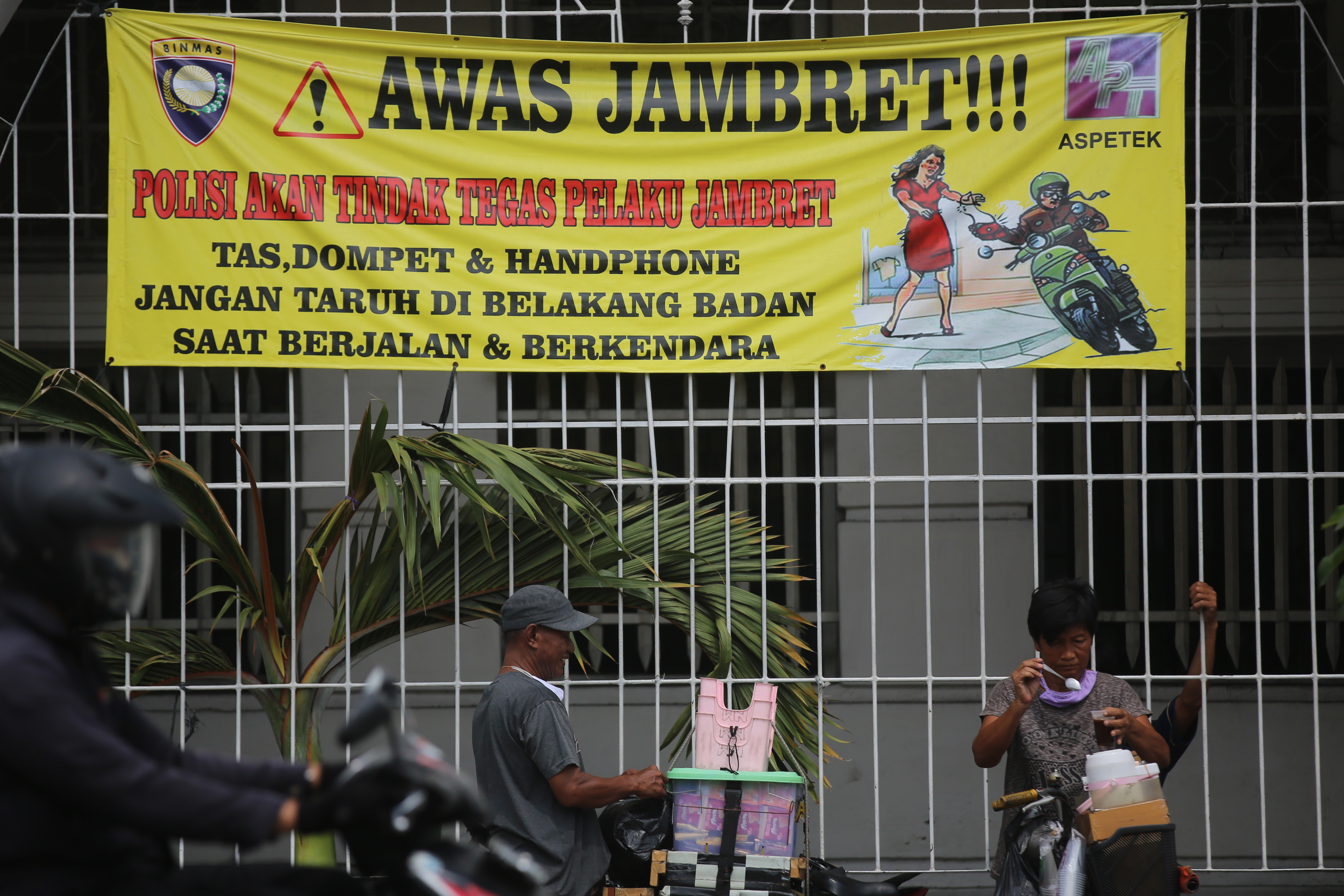 Spanduk imbauan waspada terhadap aksi kejahatan jambret terpasang di kawasan Kota Tua, Jakarta, Sabtu (18/4). 