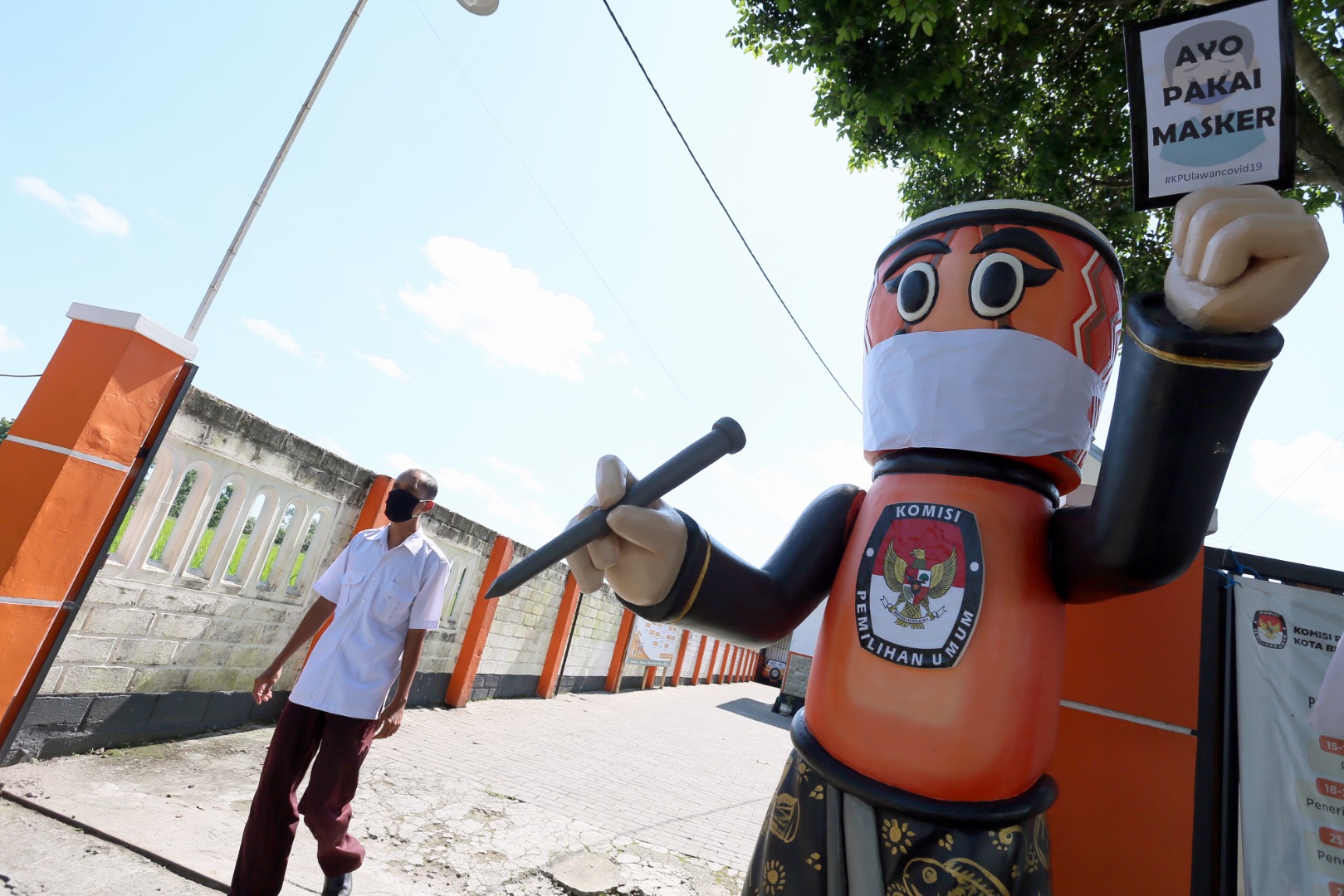 Maskot KPU menggunakan masker di tengah pandemik korona