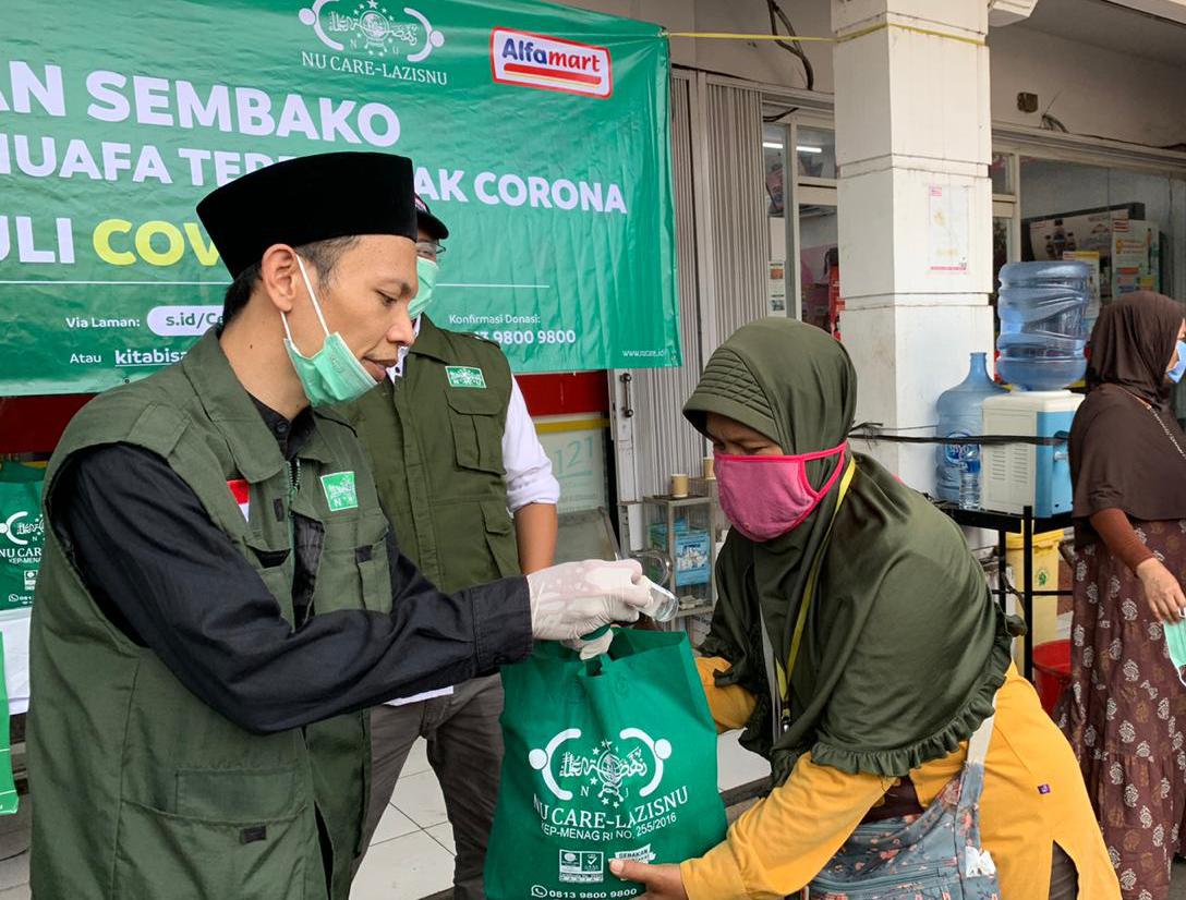 NU Care-LazisNU memberikan sembako ke kaim dhuafa