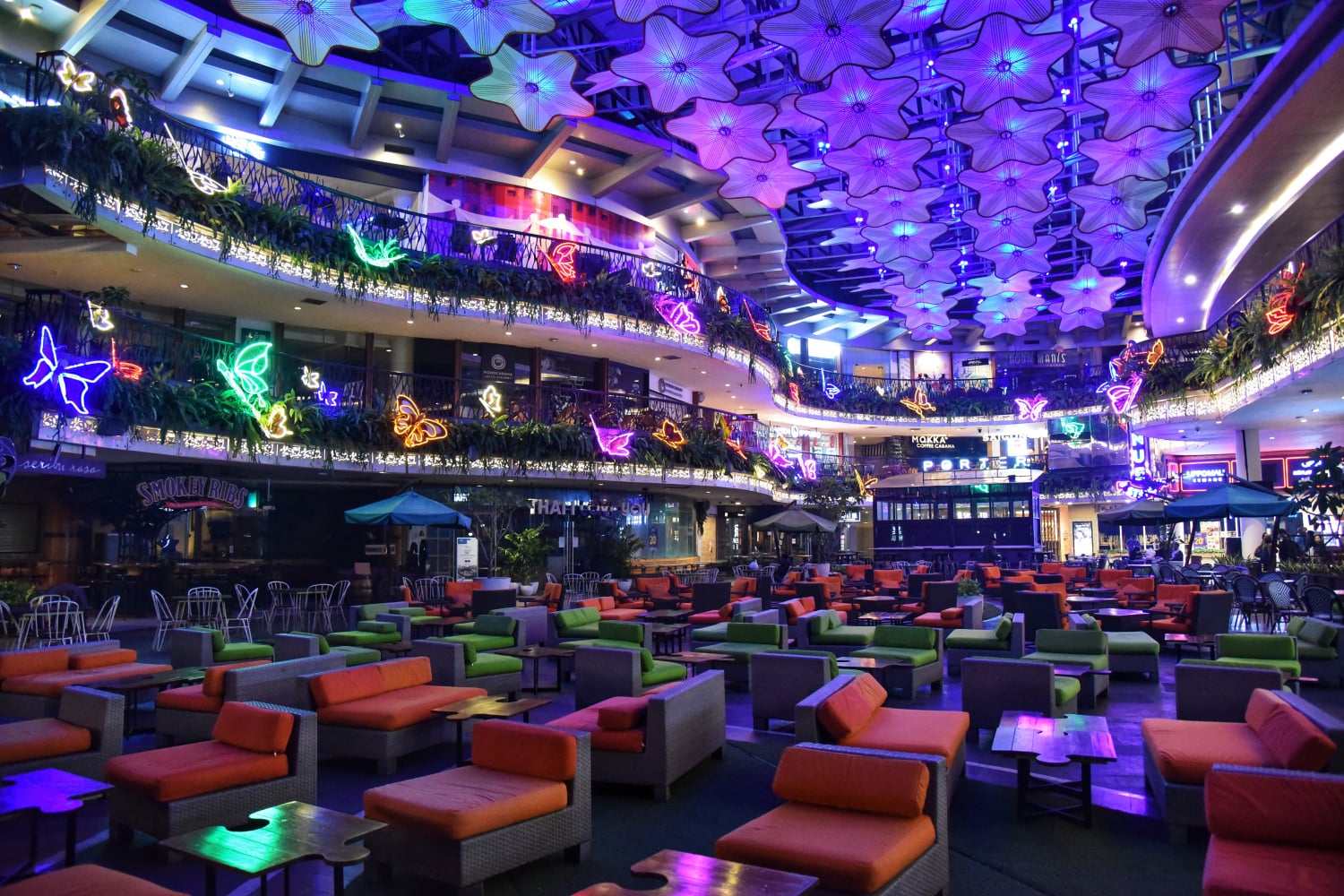 Suasana sepi di Lippo Mal Kemang, Jakarta Selatan, Selasa (24/3) malam. 