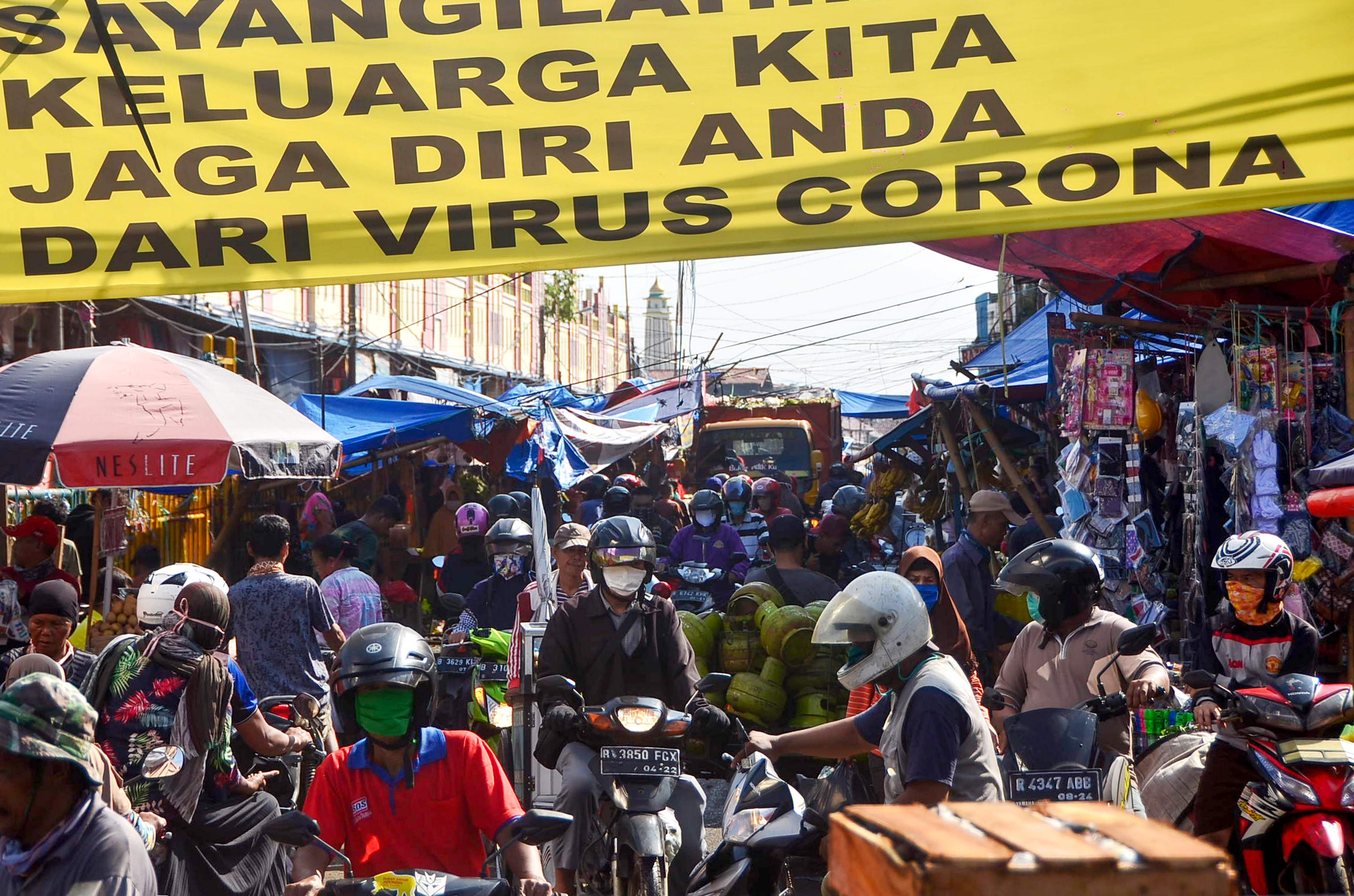 Kondisi pasar tradisional tetap ramai di Bekasi, Jawa Barat, Kamis (16/4). Warga mengabaikan kebijakan jarak sosial dan fisik.