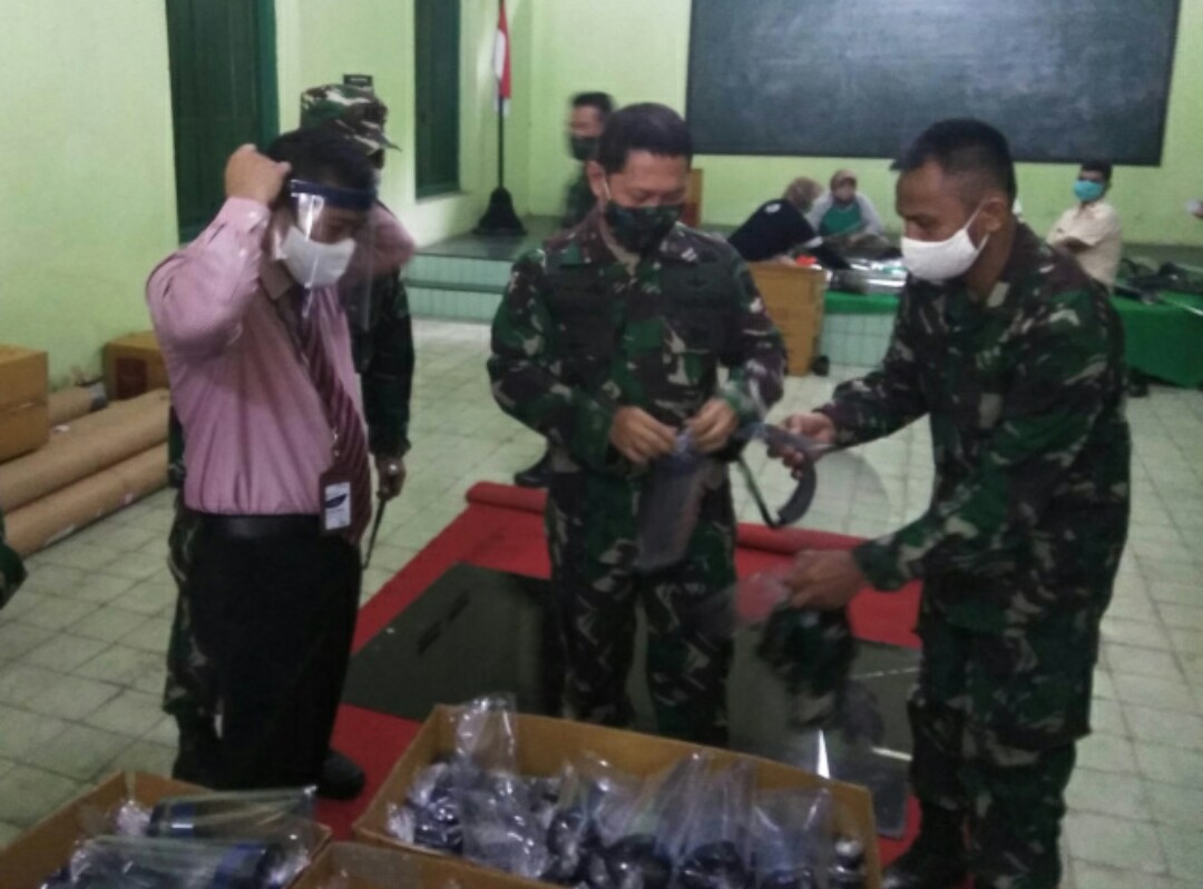 Tentara Detasemen Peralatan ( Denpal ) di Solo membuat alat pelindung diri dibagikan ke 11 rumah sakit di Solo Raya.
