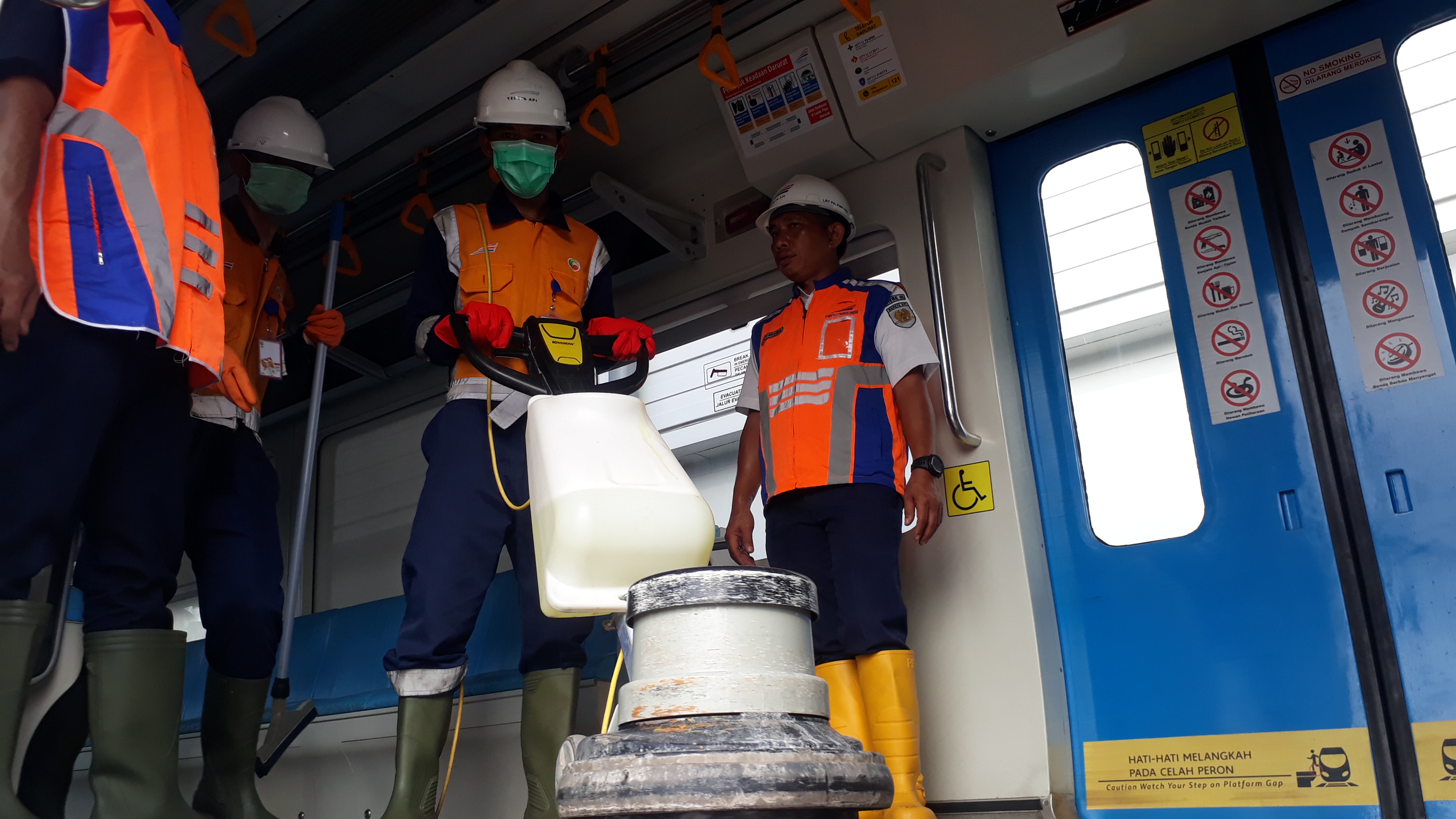 Antisipasi C-19, LRT Sumsel Dibersihkan Disinfektan.