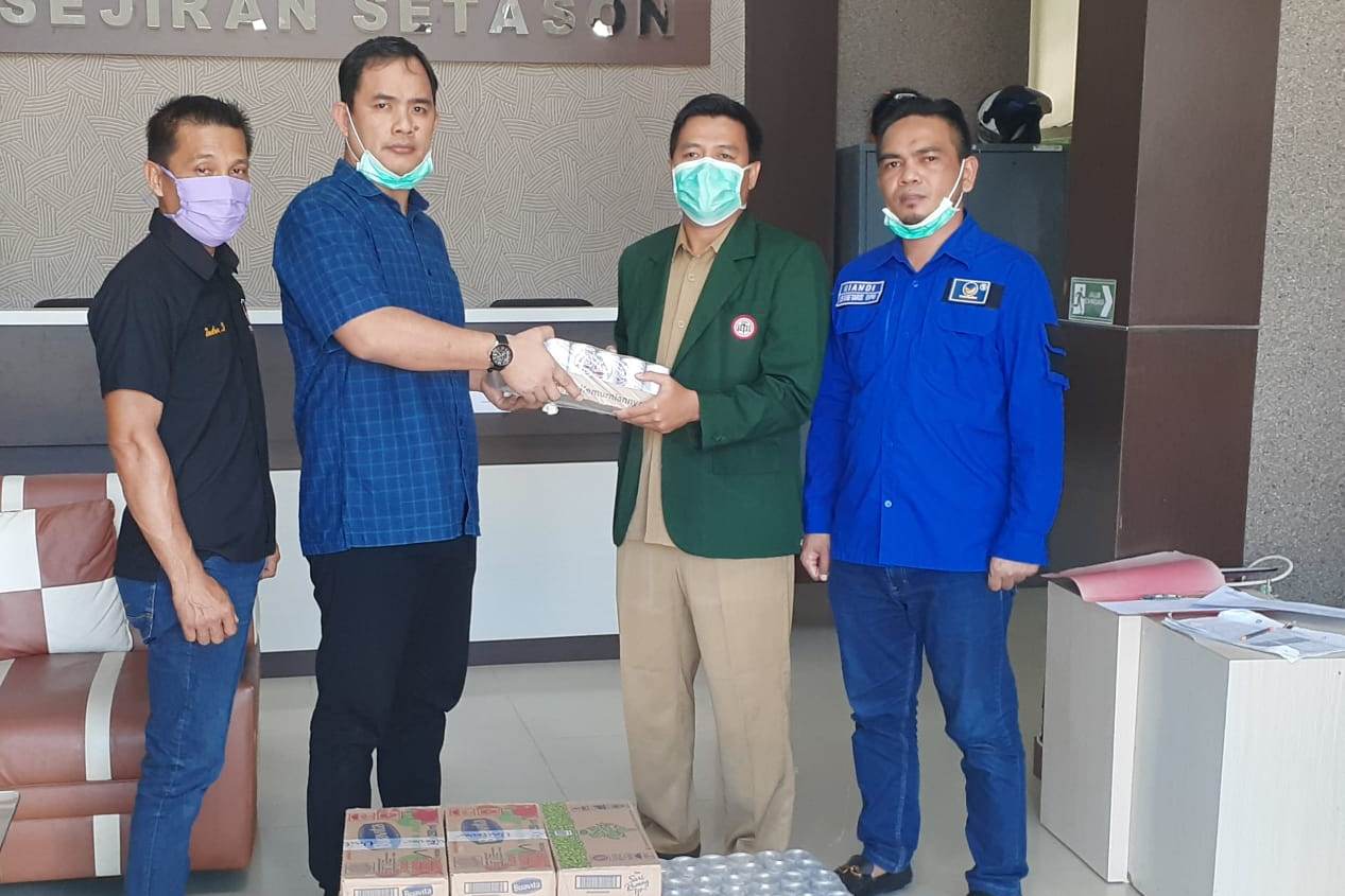 DPD Partai NasDem Bangka Barat menyerahkan donasi minuman suplemen
