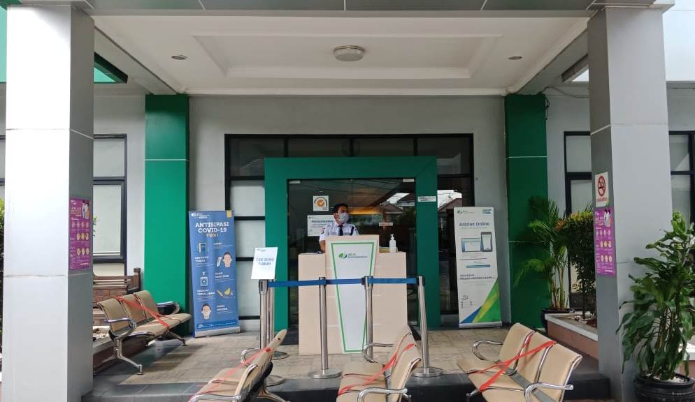 Sejak diterapkan Lapak Asik (Pelayanan Tanpa Kontak Fisik) suasana di BPJAMSOSTEK Cabang Jakarta Cilandak lengang. 