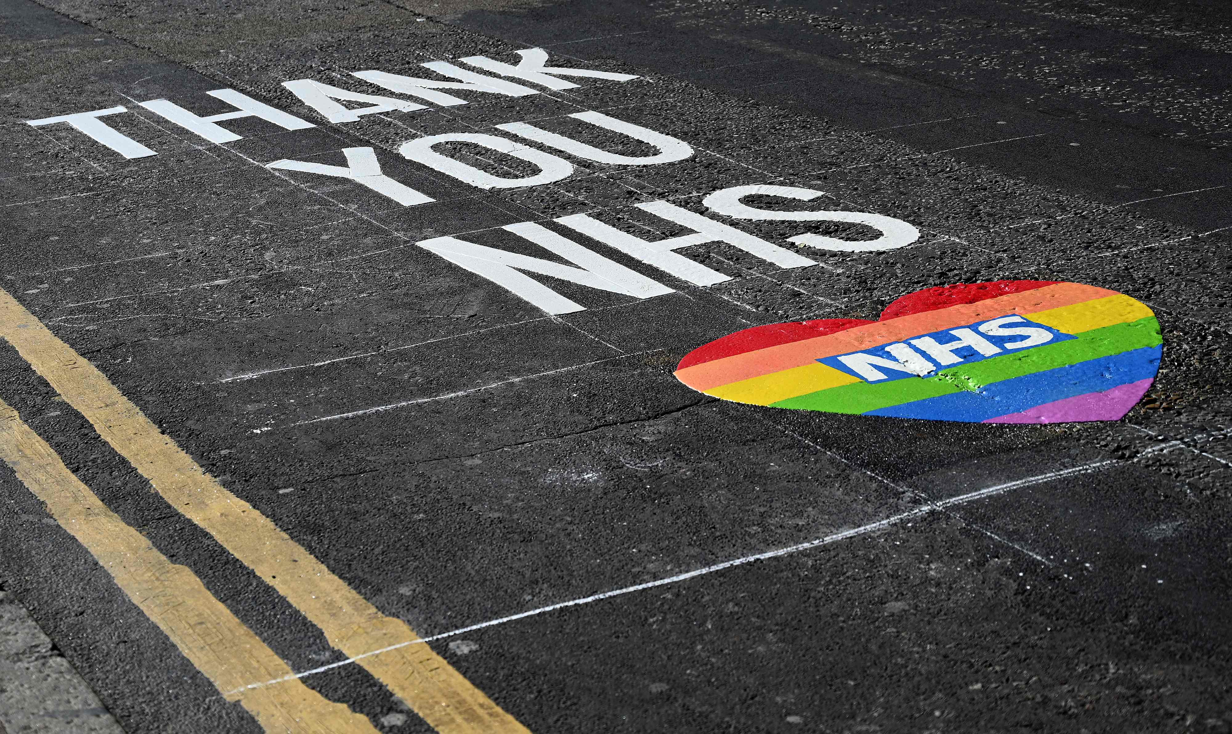 Ucapan terima kasih kepada para pekerja kesehatan Inggris digambar di jalanan di depan Royal Hospital di Liverpool, Inggris.