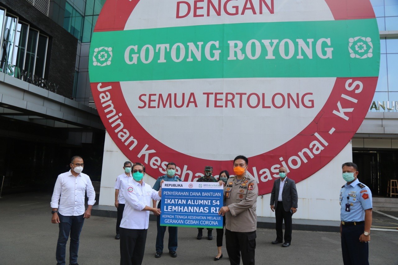 Alumni Lemhanas Angkatan 54 memberikan donasi melalui Gerakan Gotong Royong Bantu Tenaga Kesehatan Cegah Corona (GEBAH Corona). 