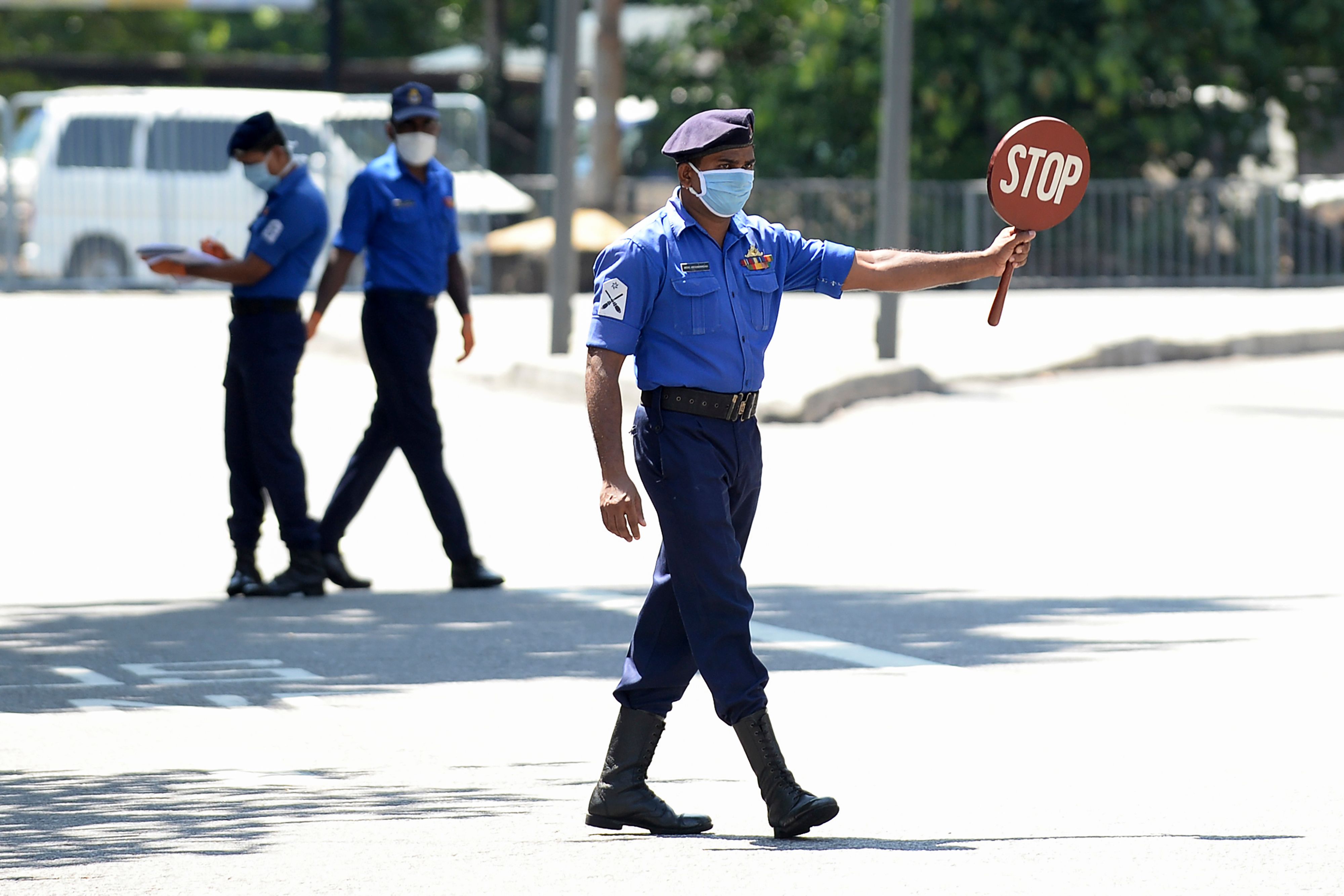 Personel Angkatan Laut menghentikan kendaraan di sebuah pos pemeriksaan di Colombo, Sri Lanka.