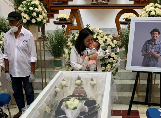 Bayi mungil Gewa Atlana Syamayim Latuihamallo, putri Glenn Fredly, ikut dalam iabadah doa pemberkatan jenazah ayahnya.