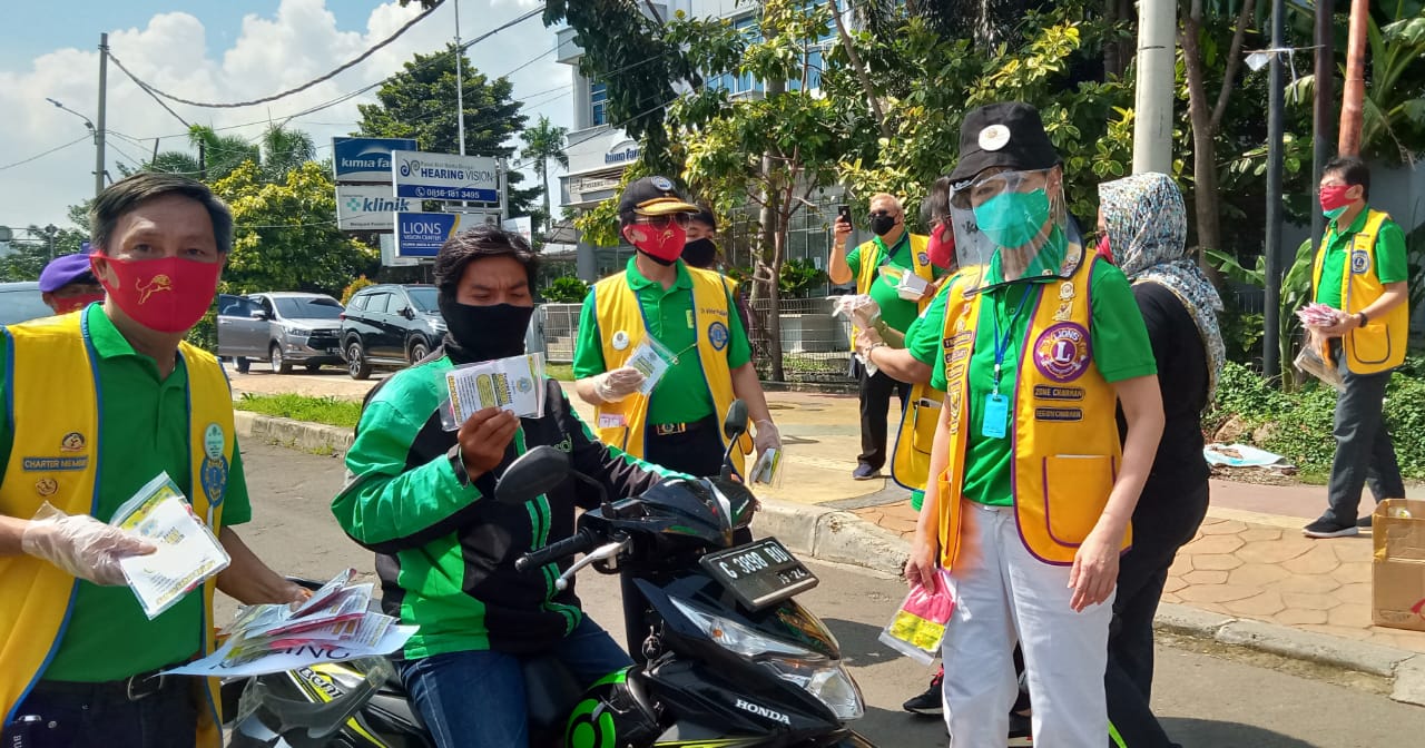 Lions Club membagikan masker untuk kalangan masyarakat bawah.