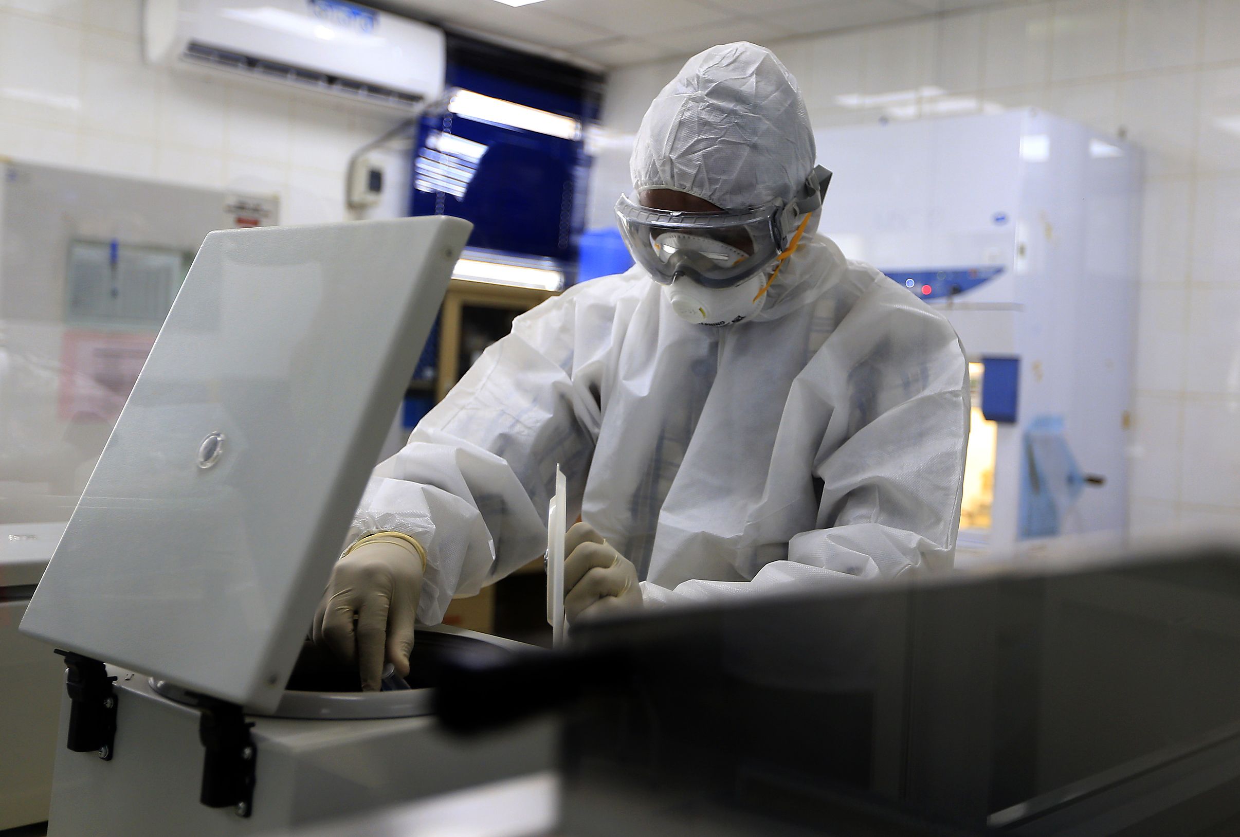Petugas laboratorium di Sanaa, Yaman, sedang memeriksa sampel pasien terdugas covid-19 pada 11 April 2020. 