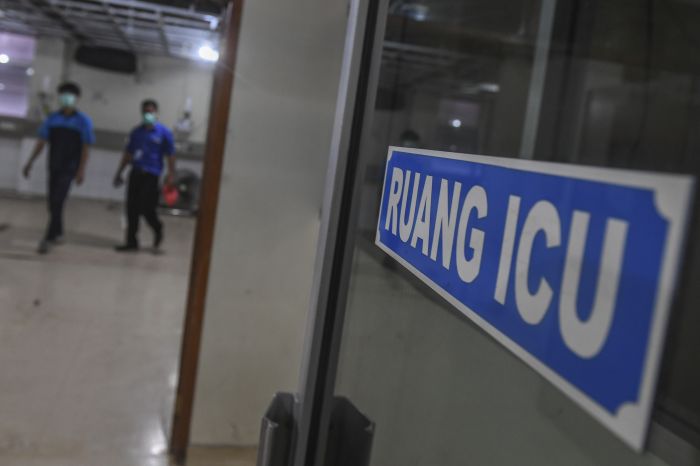 Pekerja melakukan pengecekan ruangan khusus pasien terduga Covid-19 di Rumah Sakit Pertamina Jaya