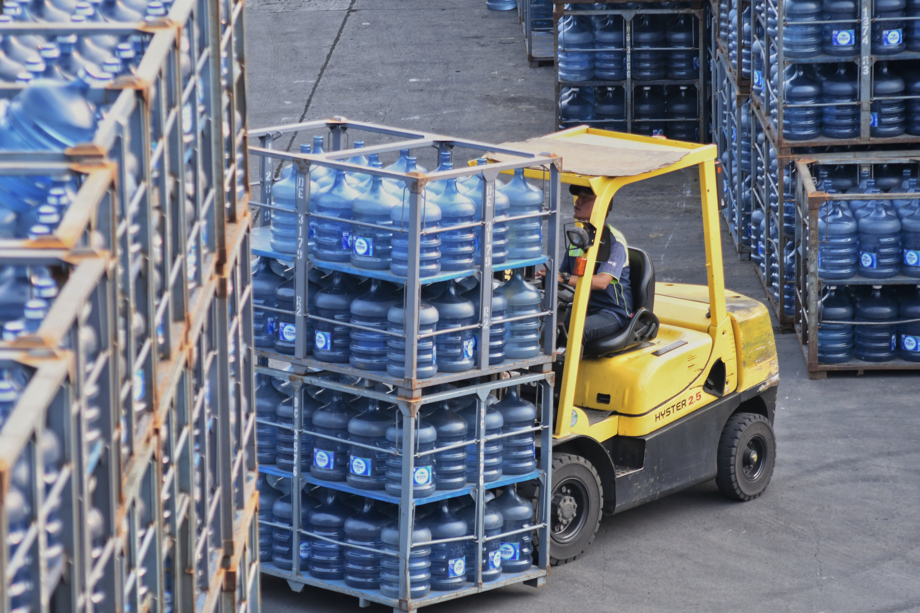 Pekerja memindahkan air minum dalam kemasan di sebuah pabrik kawasan Kalibata, Jakarta.