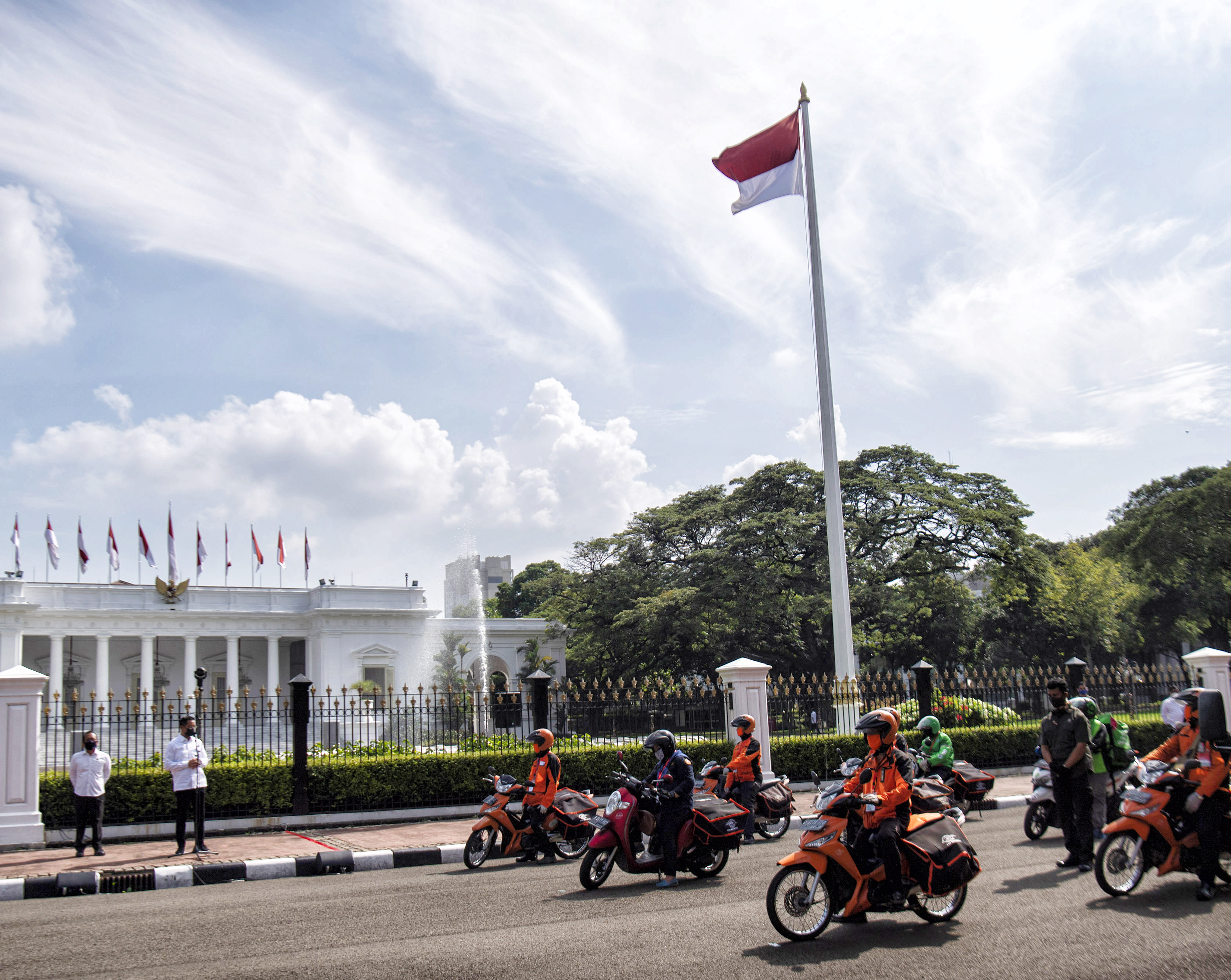Menteri Sosial Juliari Batubara melepas distribusi bantuan sosial di depan Istana Kepresidenan.
