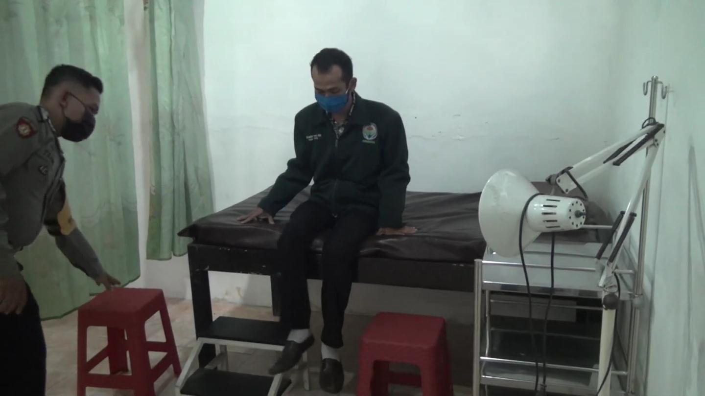 Perangkat desa di  Desa Bakung Temenggungan, Kabupaten Sidoarjo menyulap bekas gudang menjadi ruang isolasi mandiri.