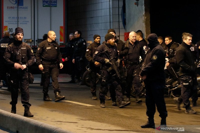 Polisi Prancis mengamankan area di sebuah terowongan di distrik keuangan dan bisnis La Defense dekat Paris, Prancis, Jumat (13/12)