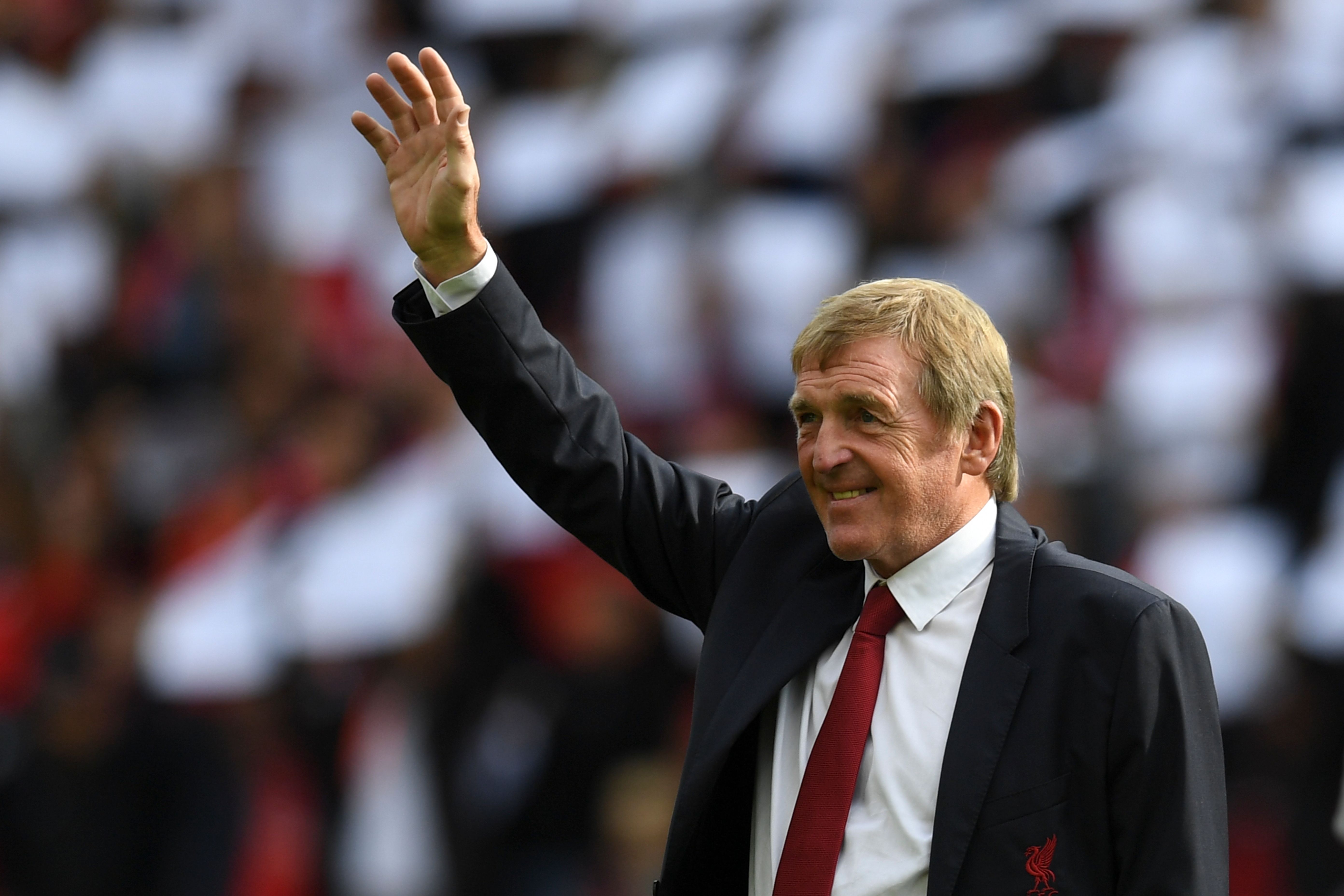 Mantan pemain Liverpool Kenny Dalglish menyapa para pendukung di Stadion Anfield pada Oktober 2017.