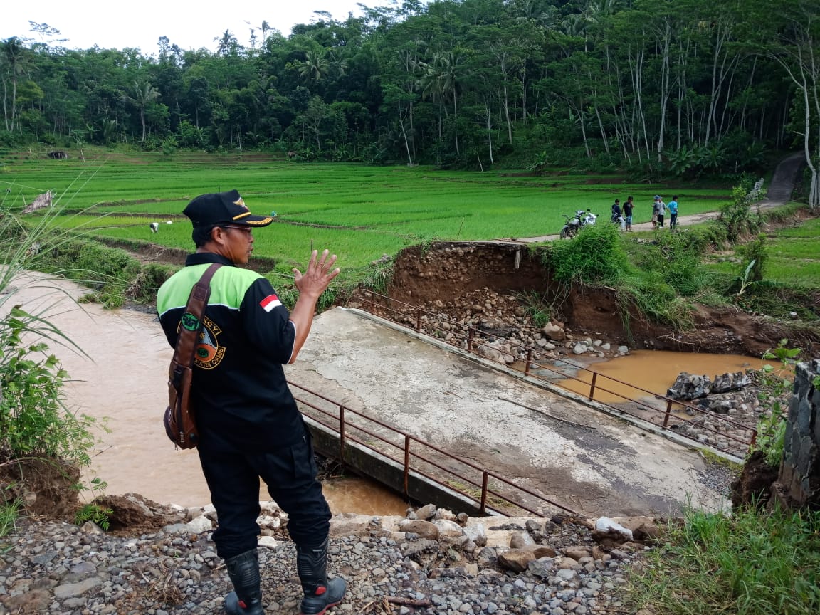 Jembatan penghubung berada di Blok Pasawahan, Desa Nagarajaya danDesa Nagarajati, Kecamatan Panawangan, Kabupaten Ciamis, ambruk