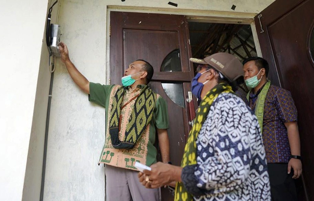 eneral Manager PLN Unit Induk Wilayah NTT, Ignatius Rendroyoko menyalakan meteran listrik di rumah warga Desa Tuapakas, Sabtu (25/4/2020).
