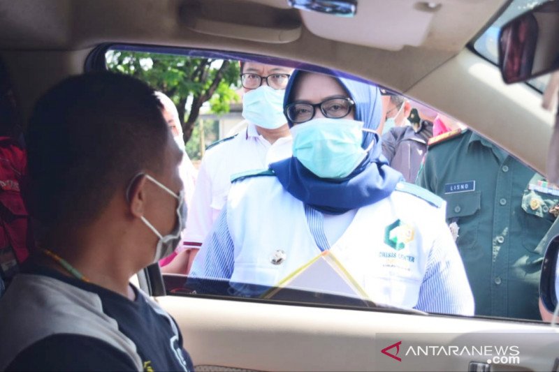 Bupati Bogor Ade Yasin saat menginspeksi kendaraan plat B dari Jakarta yang hendak menuju Puncak di Gadog, Kecamatan Ciawi Kabupaten Bogor.