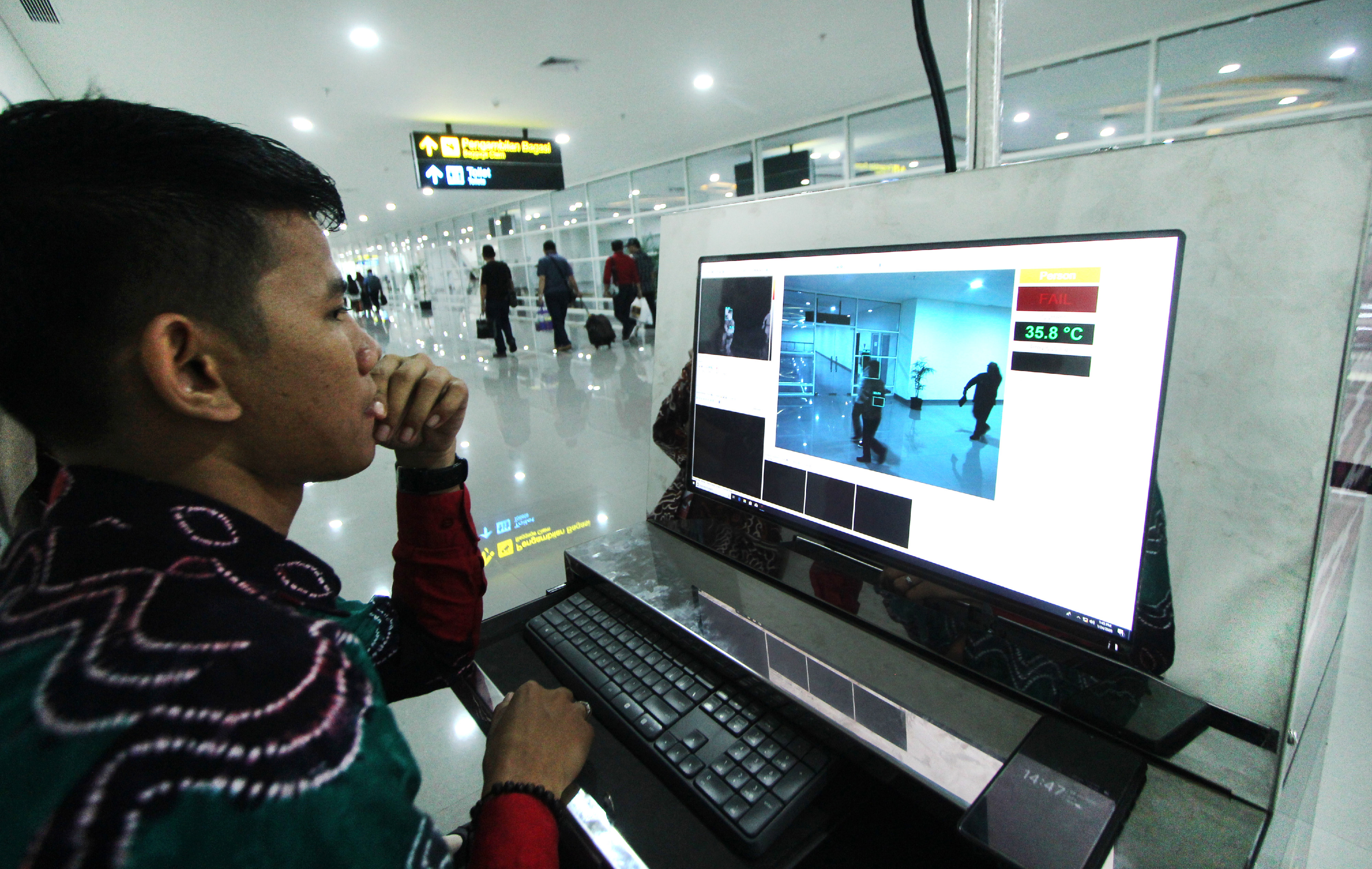 Petugas KKP kelas II Banjarmasin mengoperasikan alat deteksi suhu tubuh di Bandara Syamsudin Noor, Banjarbaru, Kalsel.