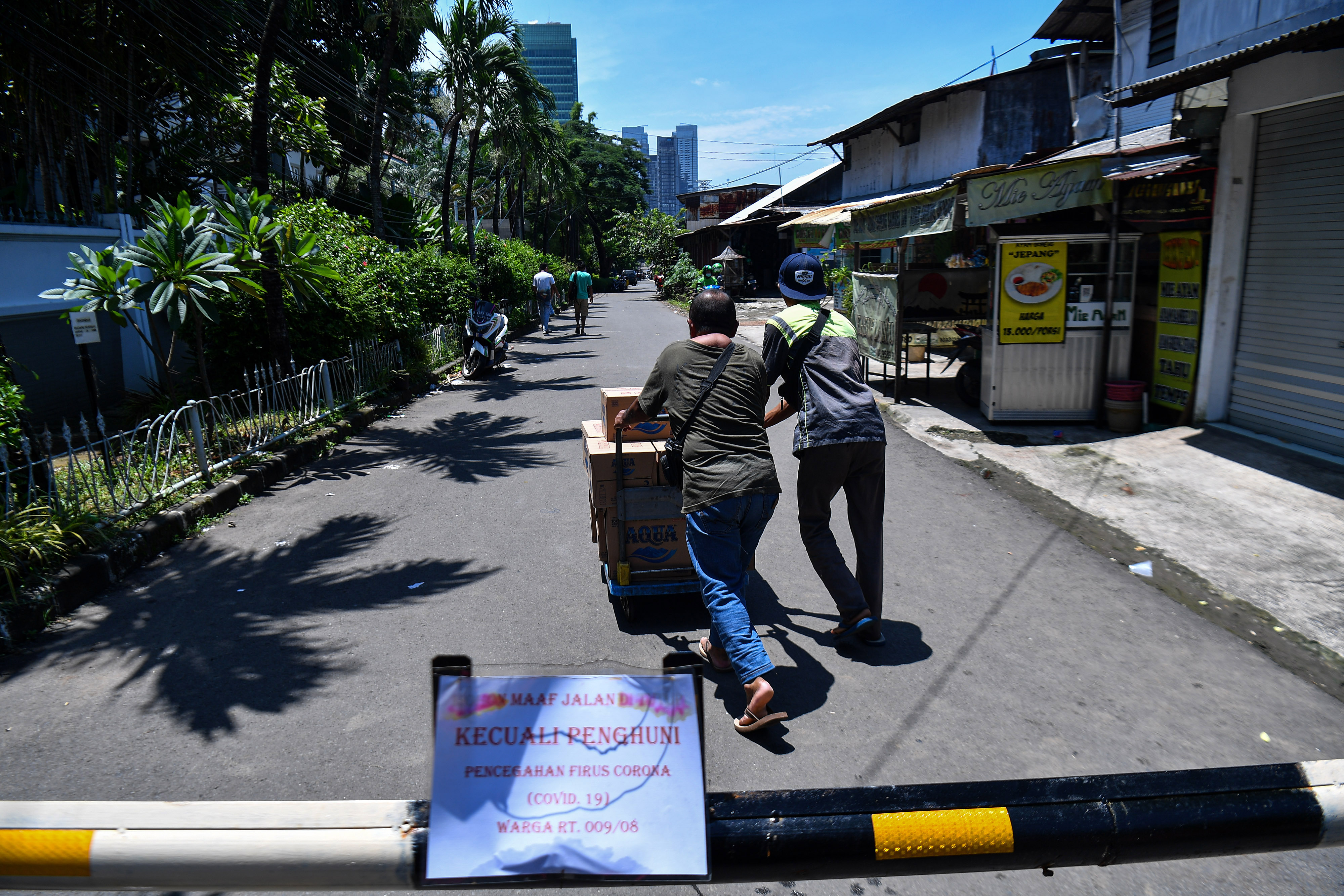Portal menutup akses jalan di Kampung Simprug Golf 2, Kebayoran Lama, Jakarta Selatan, Selasa (31/3/2020). 